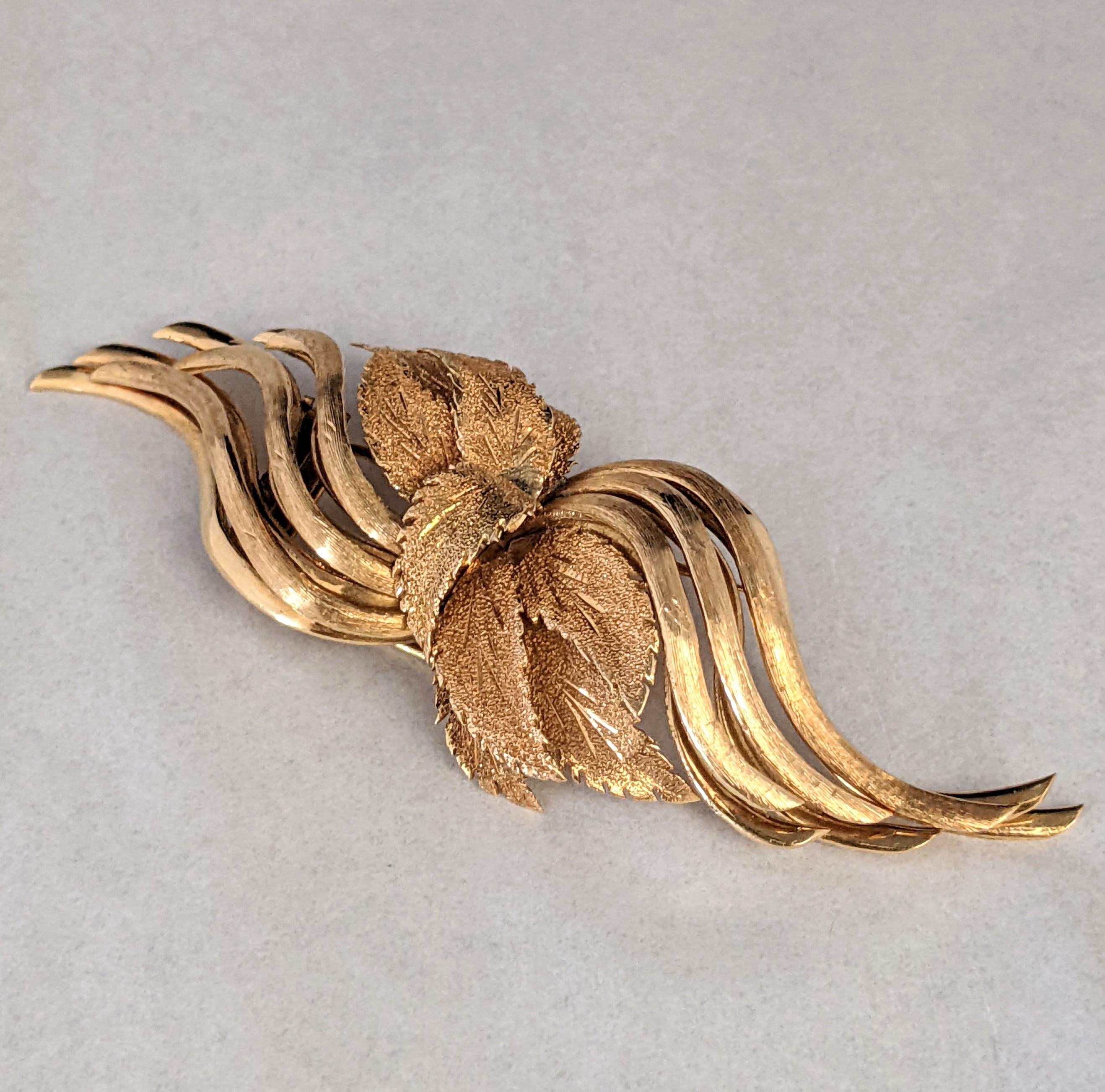 Large 18K Leaf Ornamented Spray Clip In Excellent Condition For Sale In Riverdale, NY