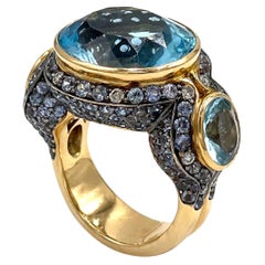Unico nel suo genere, grande anello in oro rosa 18k con topazio blu ovale, zaffiri e diamanti