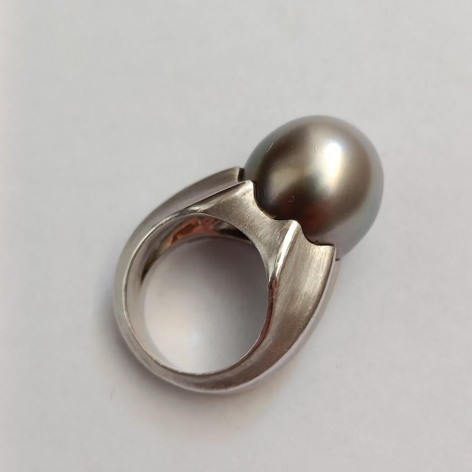Impressive modernist cocktail ring in 18-carat white gold with a large Tahitian pearl. French eagle's head hallmark. Pearl diameter is 1.5 cm (approx.)

Good condition, no defects.
Size FR 49 - US 5
Weight 16.65 grams