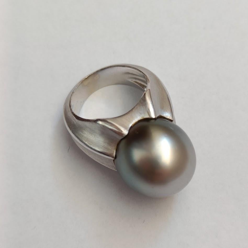 Round Cut Large 18k White Gold Modernist Ring with Tahitian Pearl For Sale