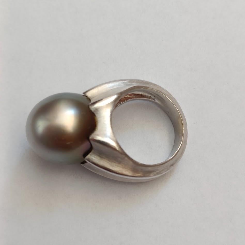 Large 18k White Gold Modernist Ring with Tahitian Pearl In Good Condition For Sale In Magenta, IT