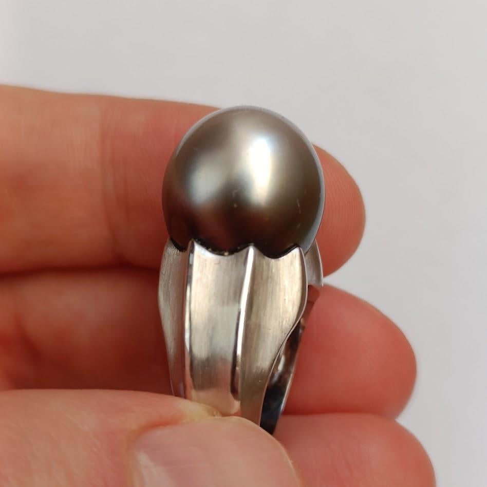Large 18k White Gold Modernist Ring with Tahitian Pearl For Sale 1