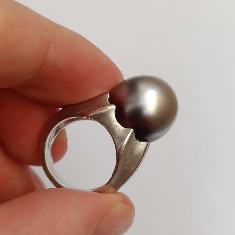 Large 18k White Gold Modernist Ring with Tahitian Pearl For Sale 2