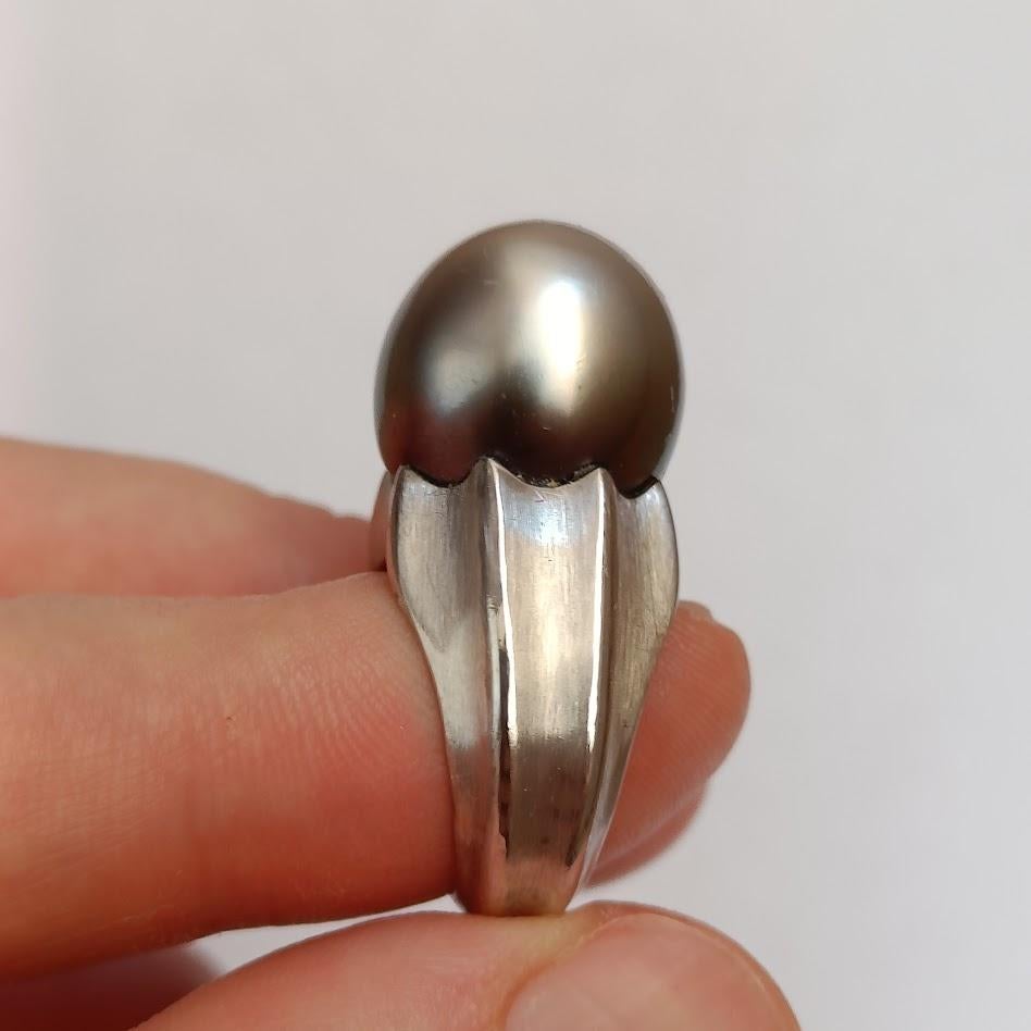 Large 18k White Gold Modernist Ring with Tahitian Pearl For Sale 3