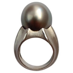 Grande anello modernista in oro bianco 18k con perla di Tahiti
