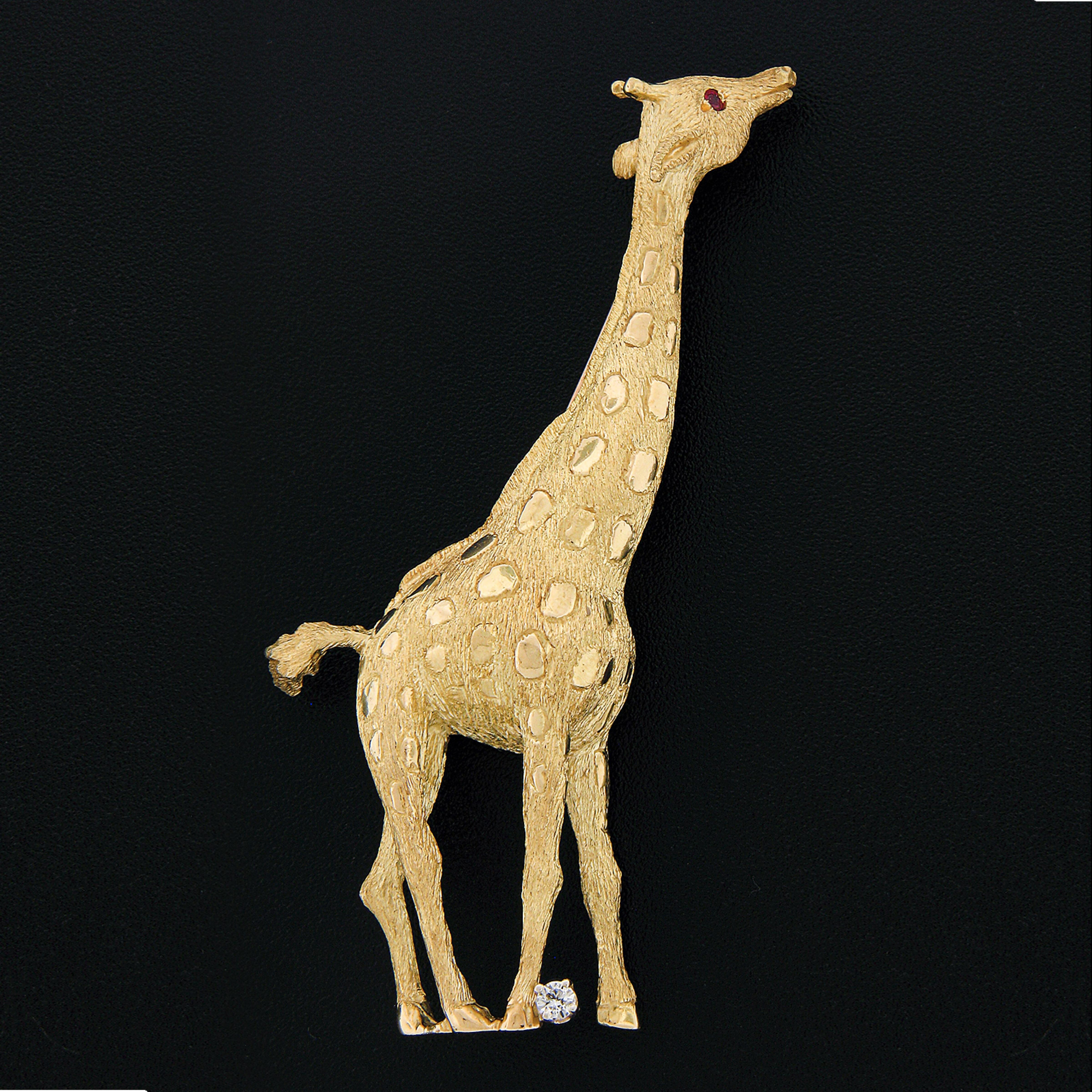 Este increíble y muy bien hecho broche/pin está elaborado en oro amarillo macizo de 18 quilates. Presenta un diseño de jirafa de pie, grande y perfectamente estructurado, con una elaboración y una textura extraordinarias que resaltan al máximo los