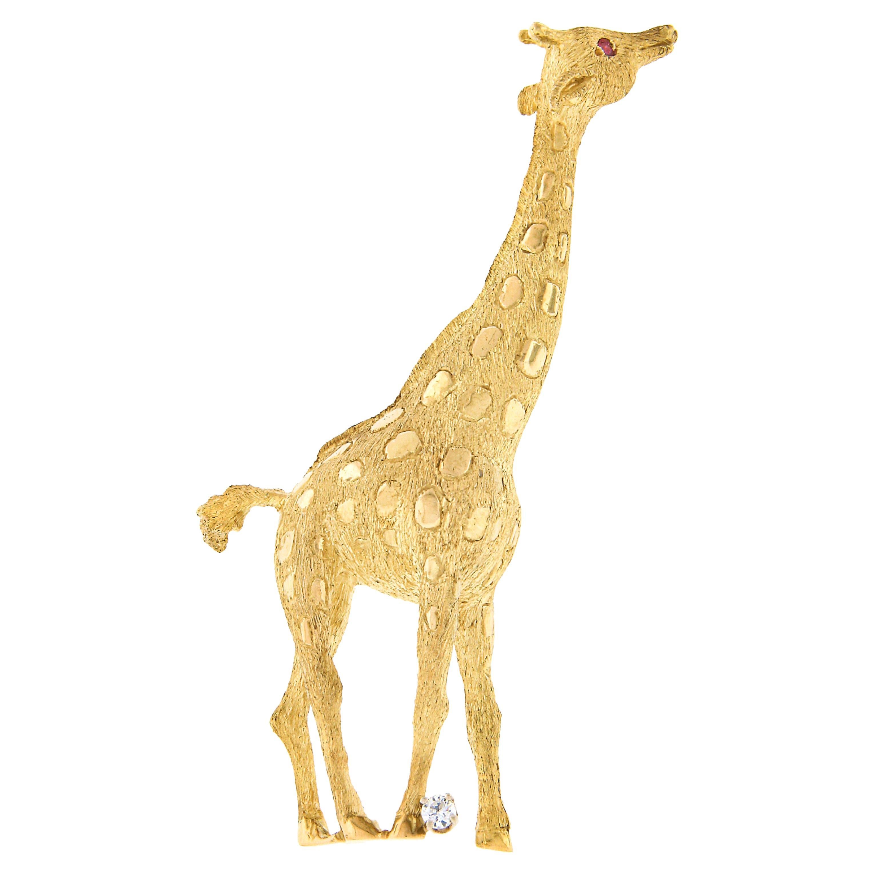 Large 18K Yellow Gold 0.10ct Ruby & Diamond Detailed Textured Giraffe Brooch Pin