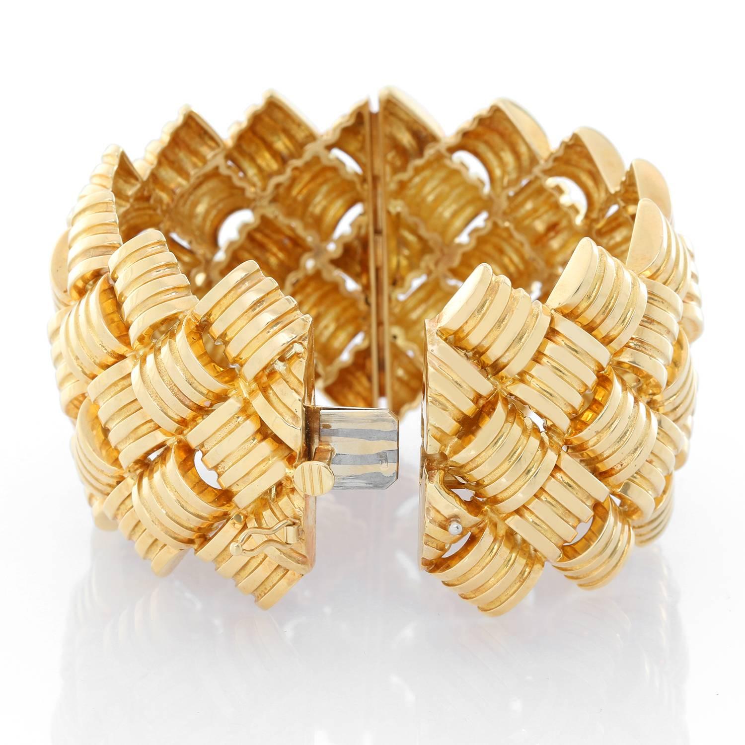 Large 18 Karat Yellow Gold Barrel and Link Cuff In Excellent Condition In Dallas, TX