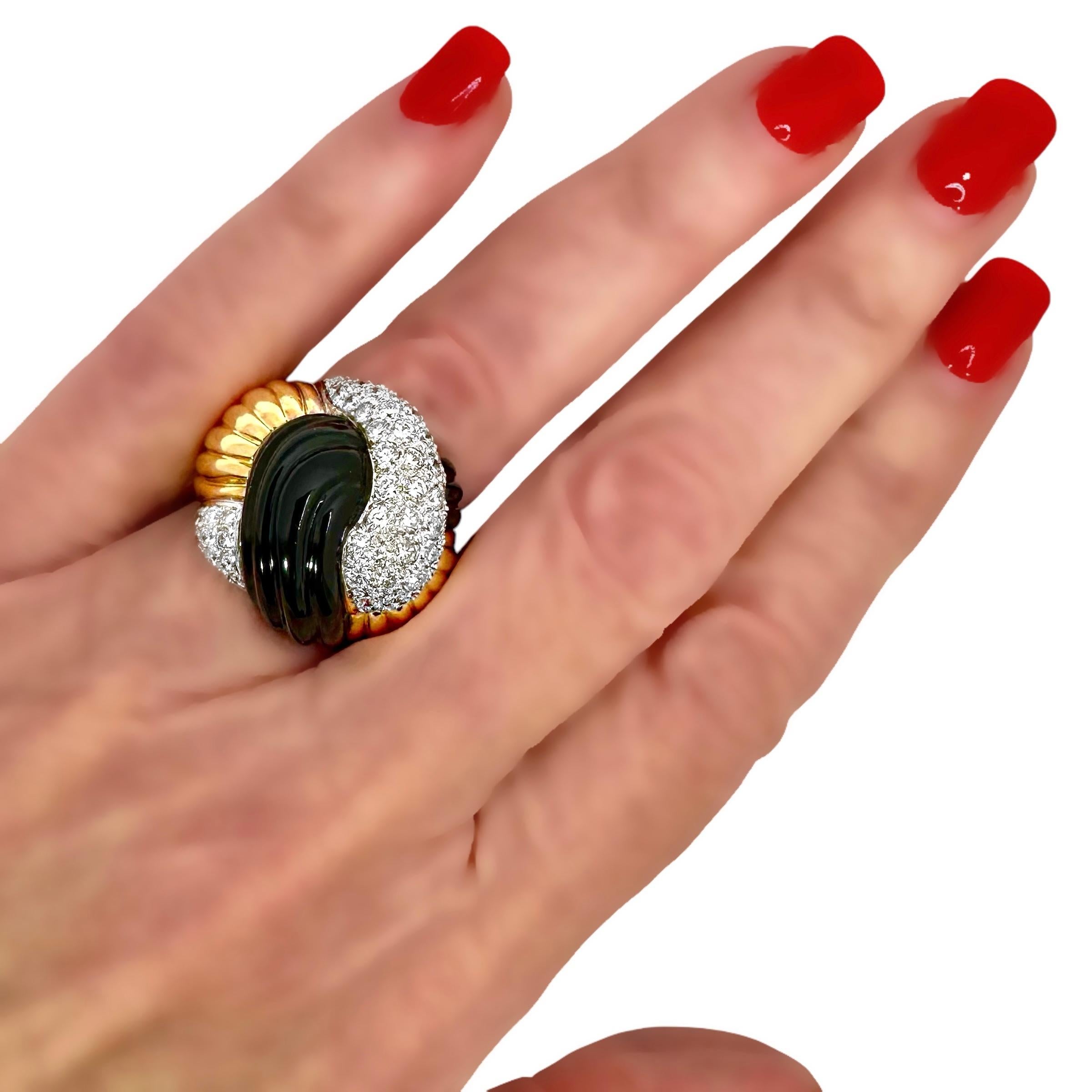 Grande bague en or jaune 18K, onyx noir cannelé et diamant de style nœud en vente 4