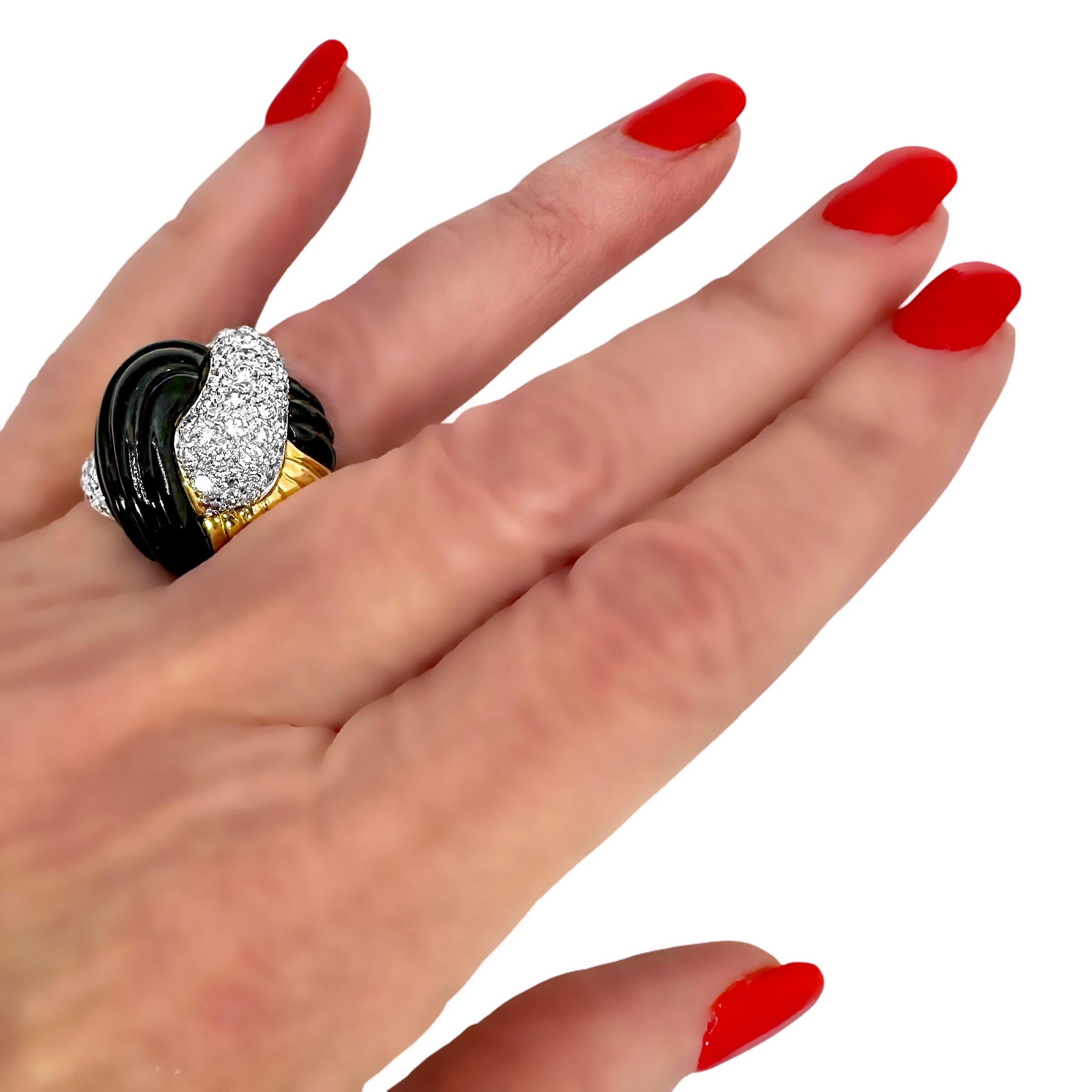 Grande bague en or jaune 18K, onyx noir cannelé et diamant de style nœud en vente 5