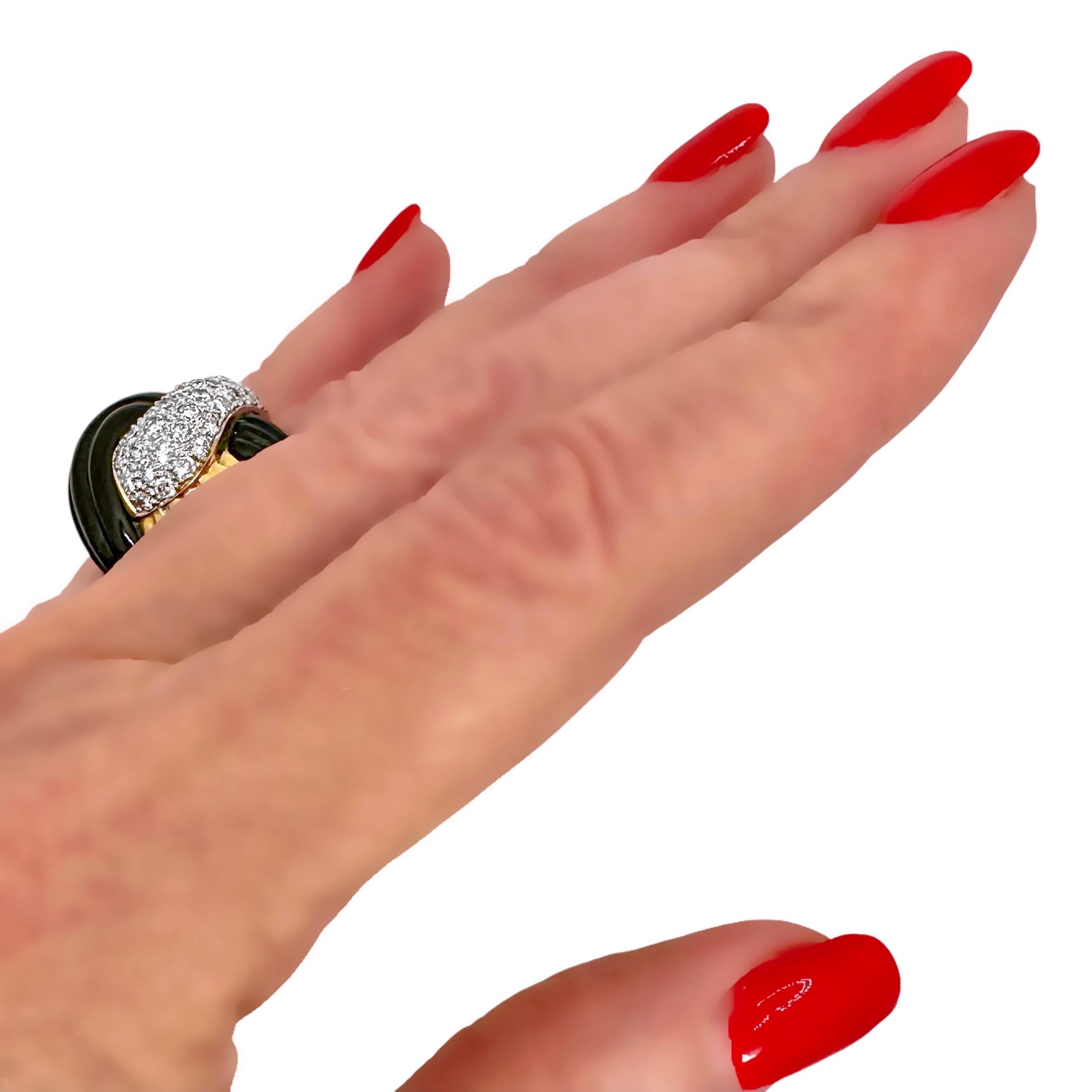 Grande bague en or jaune 18K, onyx noir cannelé et diamant de style nœud en vente 6