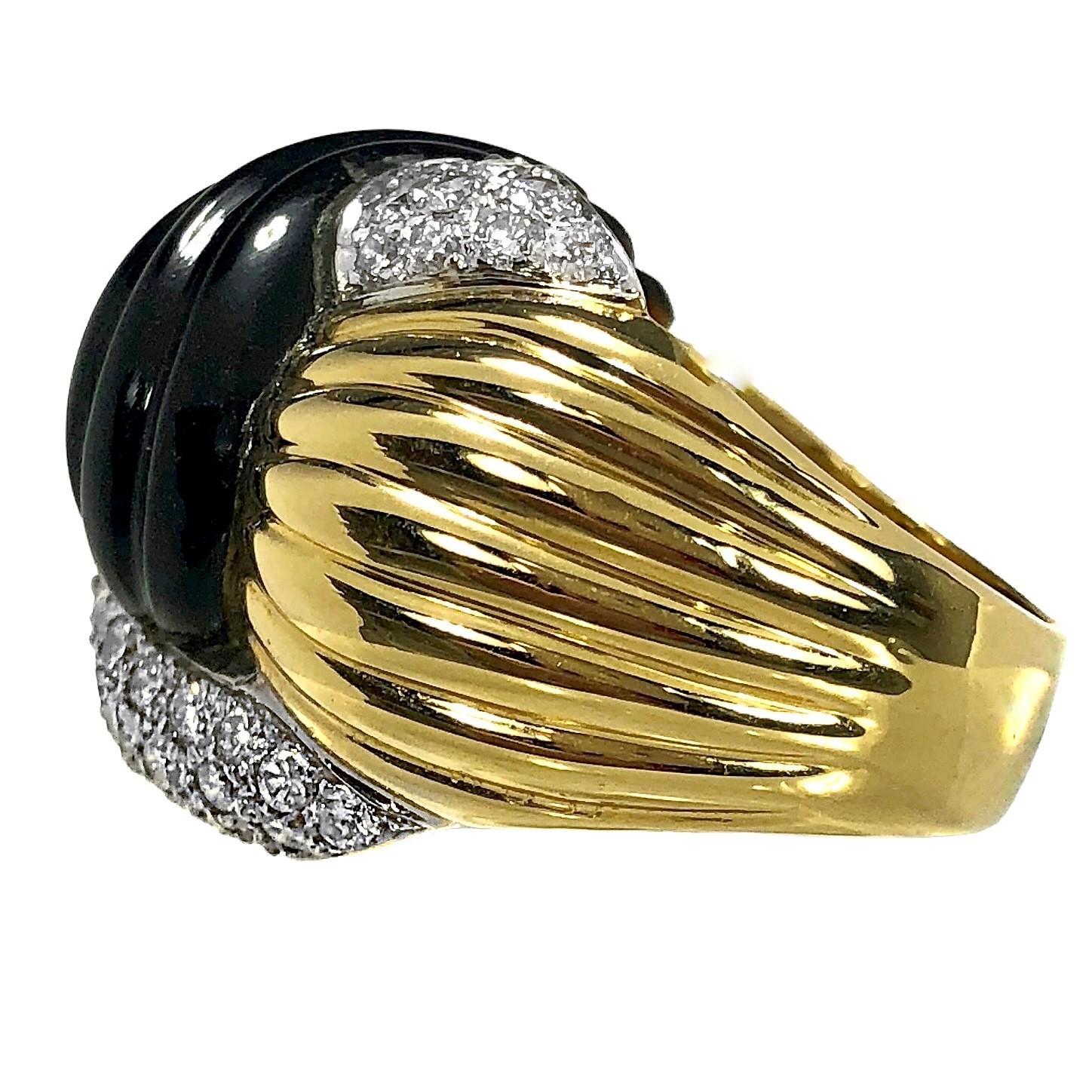 Taille brillant Grande bague en or jaune 18K, onyx noir cannelé et diamant de style nœud en vente