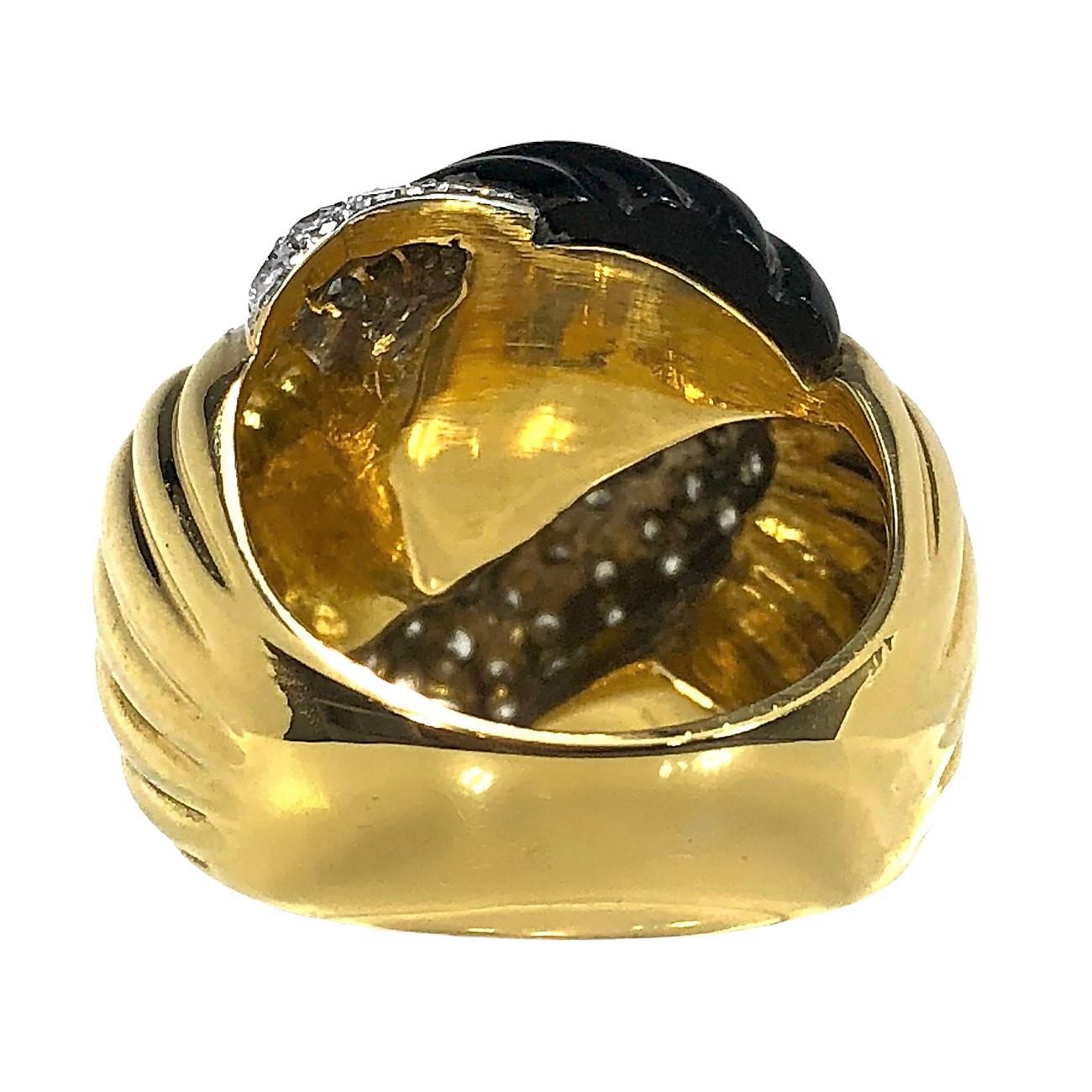 Large 18K Yellow Gold, Fluted Black Onyx and Diamond Knot Style Ring In Good Condition For Sale In Palm Beach, FL