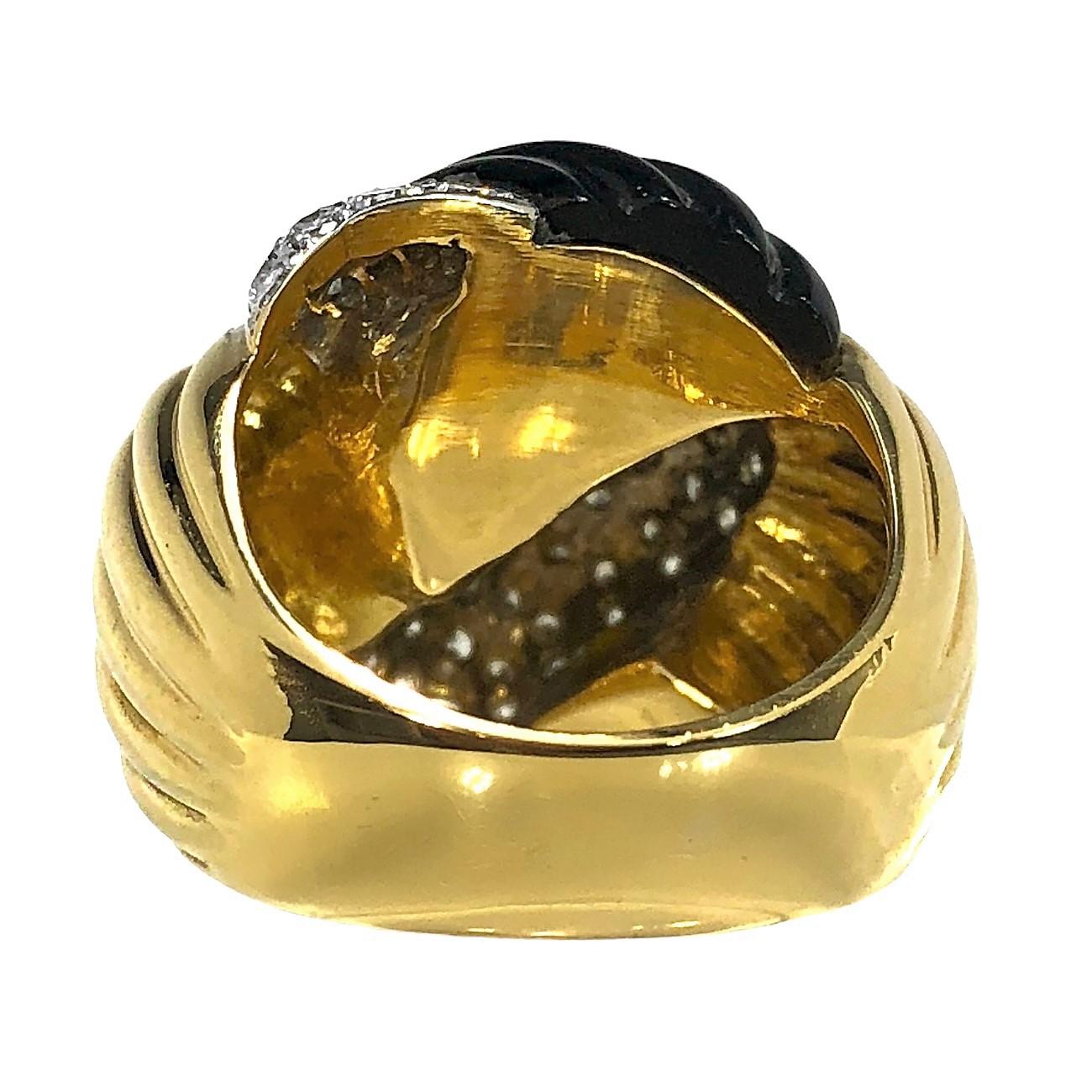 Grande bague en or jaune 18K, onyx noir cannelé et diamant de style nœud Bon état - En vente à Palm Beach, FL
