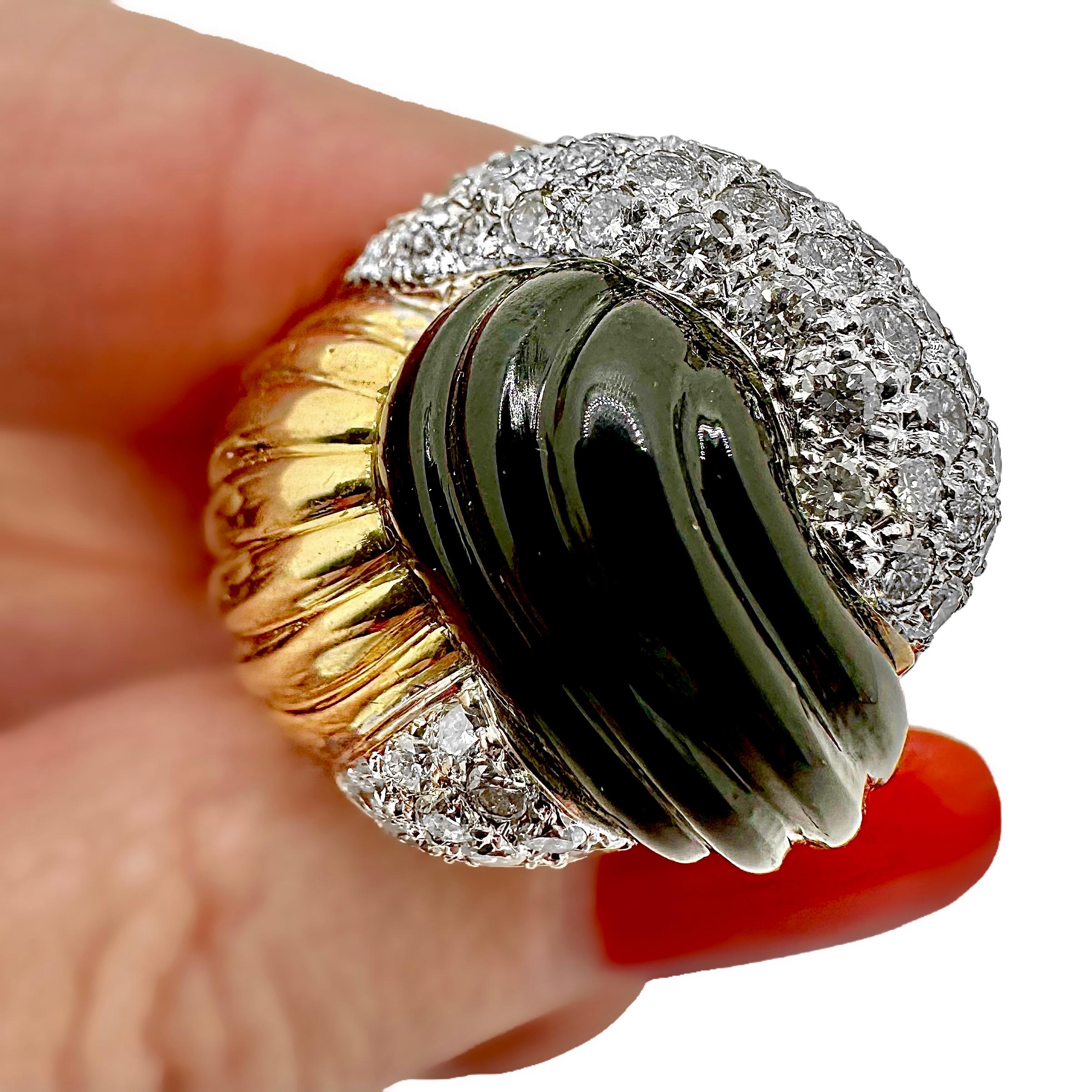 Grande bague en or jaune 18K, onyx noir cannelé et diamant de style nœud en vente 1