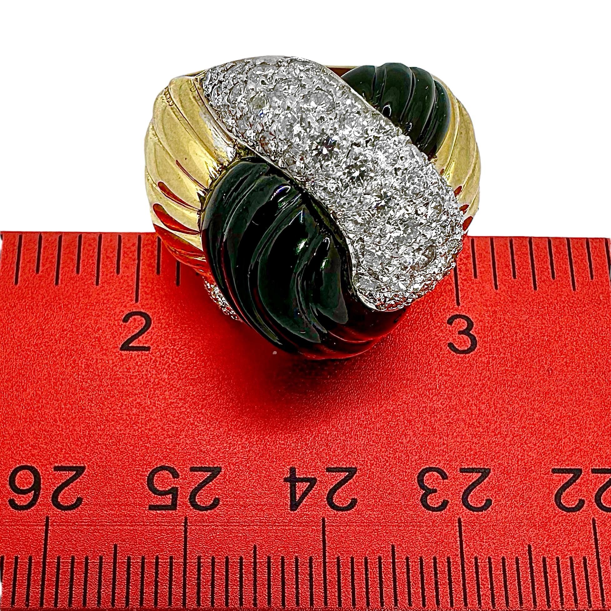 Grande bague en or jaune 18K, onyx noir cannelé et diamant de style nœud en vente 2