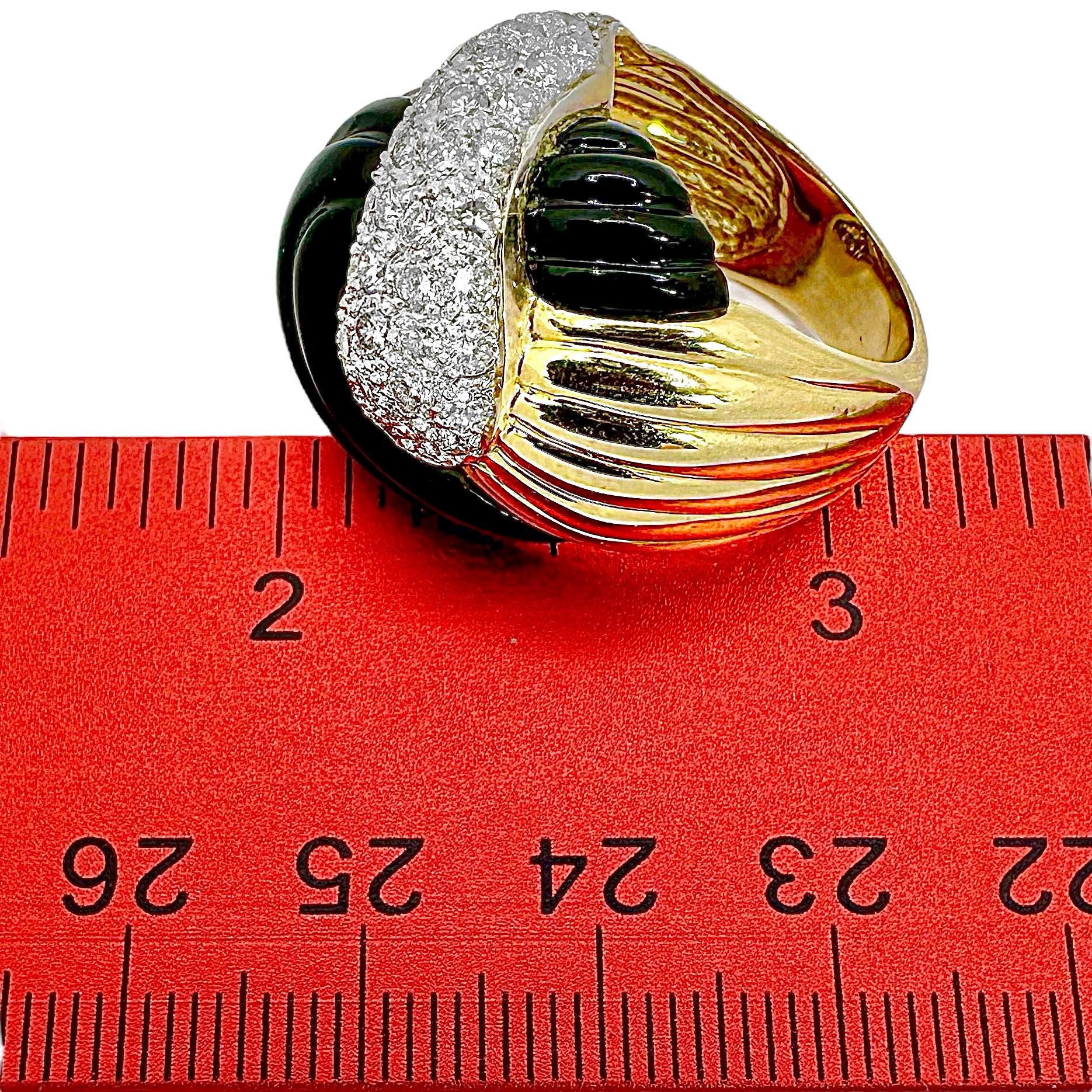 Grande bague en or jaune 18K, onyx noir cannelé et diamant de style nœud en vente 3