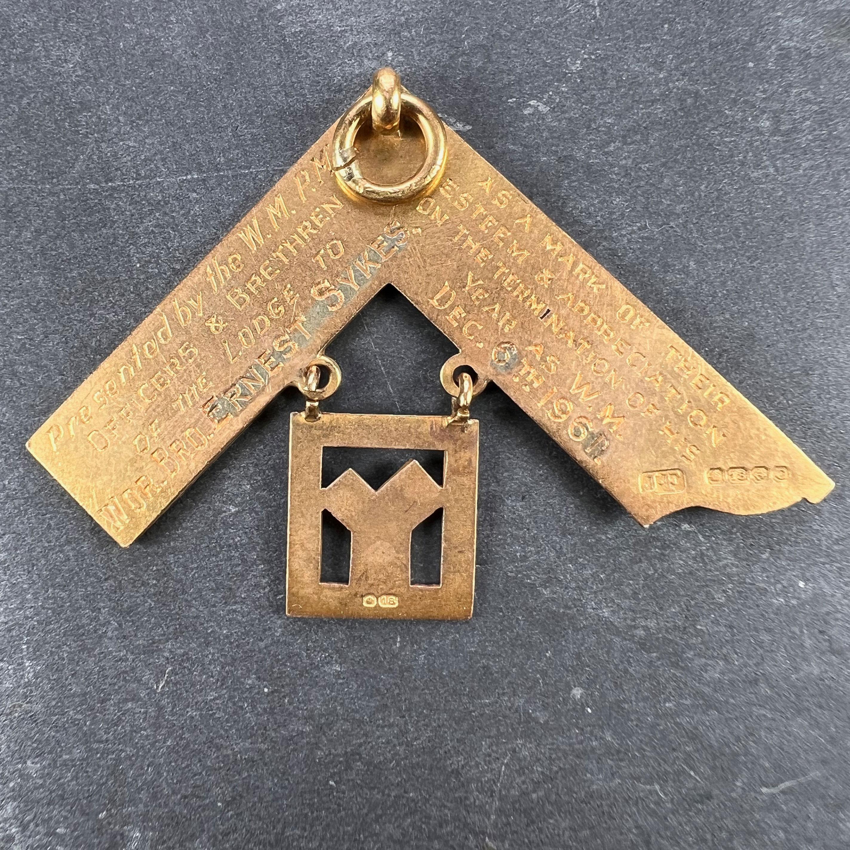 Large 18K Yellow Gold Masonic Charm Pendant In Good Condition For Sale In London, GB