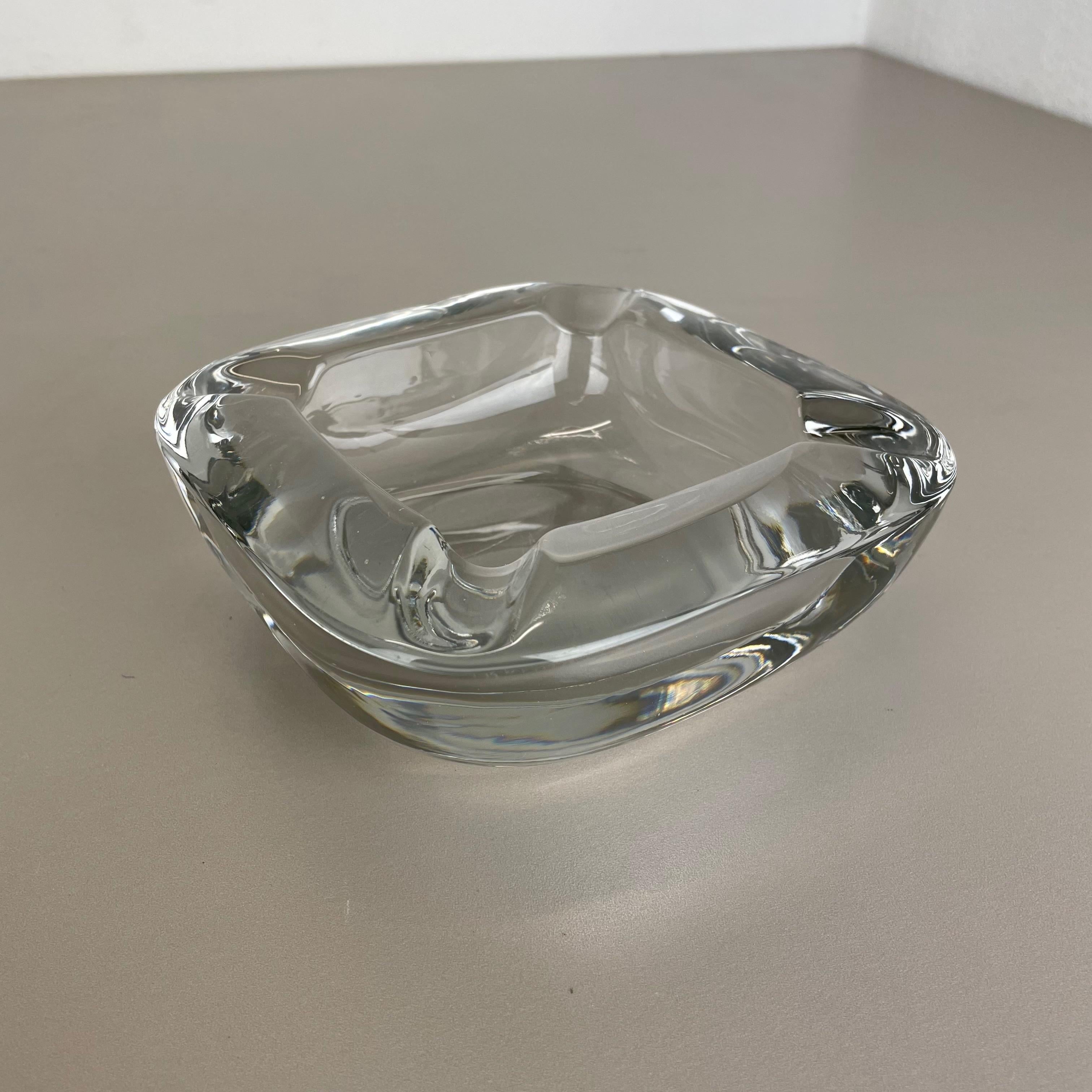 Artikel: Aschenbecher aus Kristallglas



Produzent: ART VANNES FRANCE (markiert)



Alter: 1970er Jahre



 

Wunderschönes schweres Glaselement, das in den 1970er Jahren von Art Vannes in Frankreich entworfen und hergestellt wurde.
