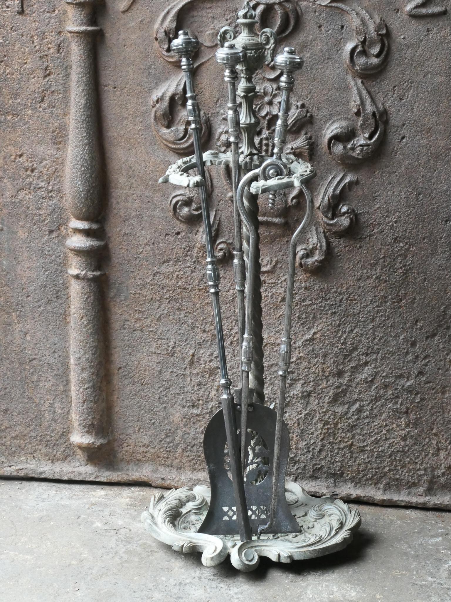 Grand ensemble de compagnons de feu géorgien anglais du 18e-19e siècle avec de belles décorations. L'ensemble d'outils comprend une pince, une pelle, un tisonnier et un support. Fabriqué en laiton (support) et en acier poli (outils). Le produit
