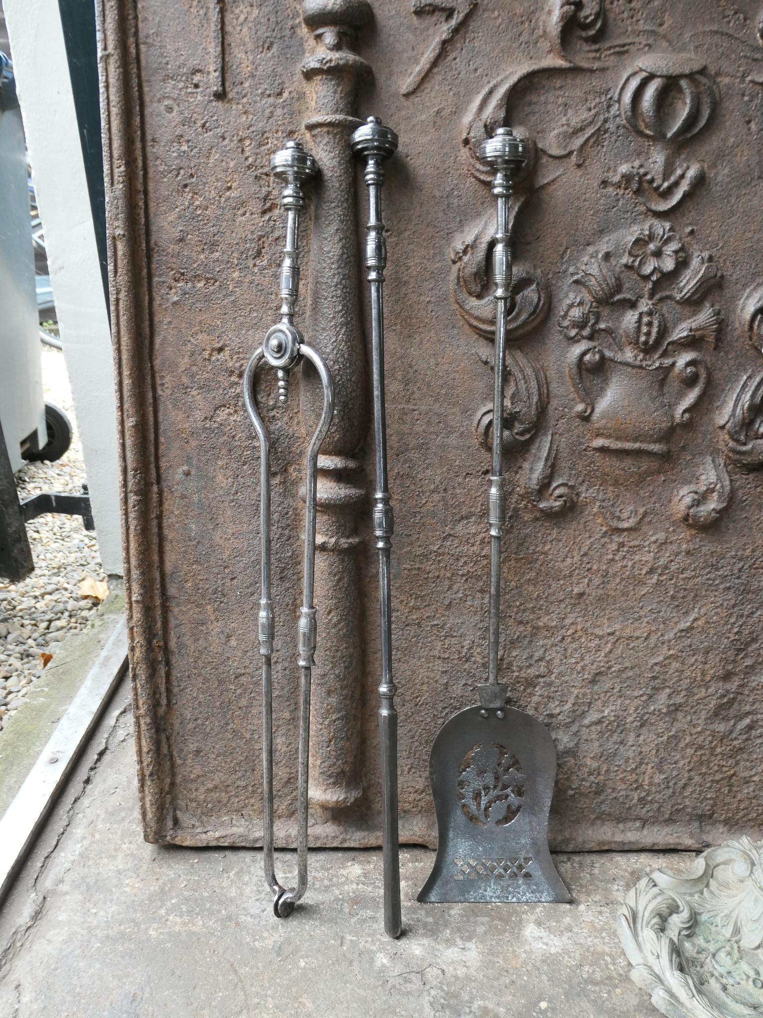 Grand ensemble de compagnons de feu géorgien en acier poli anglais du 18e-19e C. État moyen - En vente à Amerongen, NL
