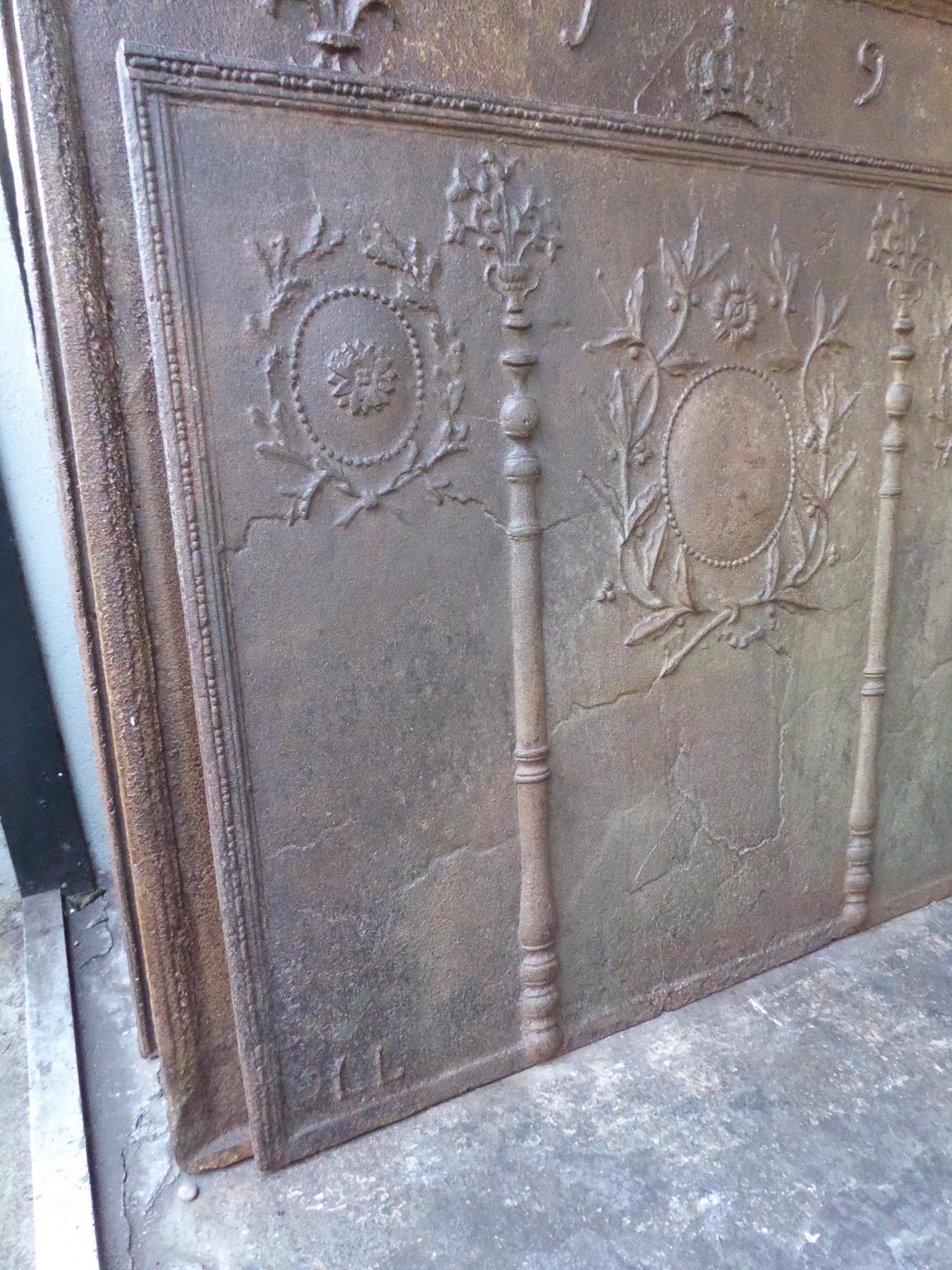 Large 18th-19th Century French Neoclassical 'Decorative' Fireback In Good Condition In Soest, NL