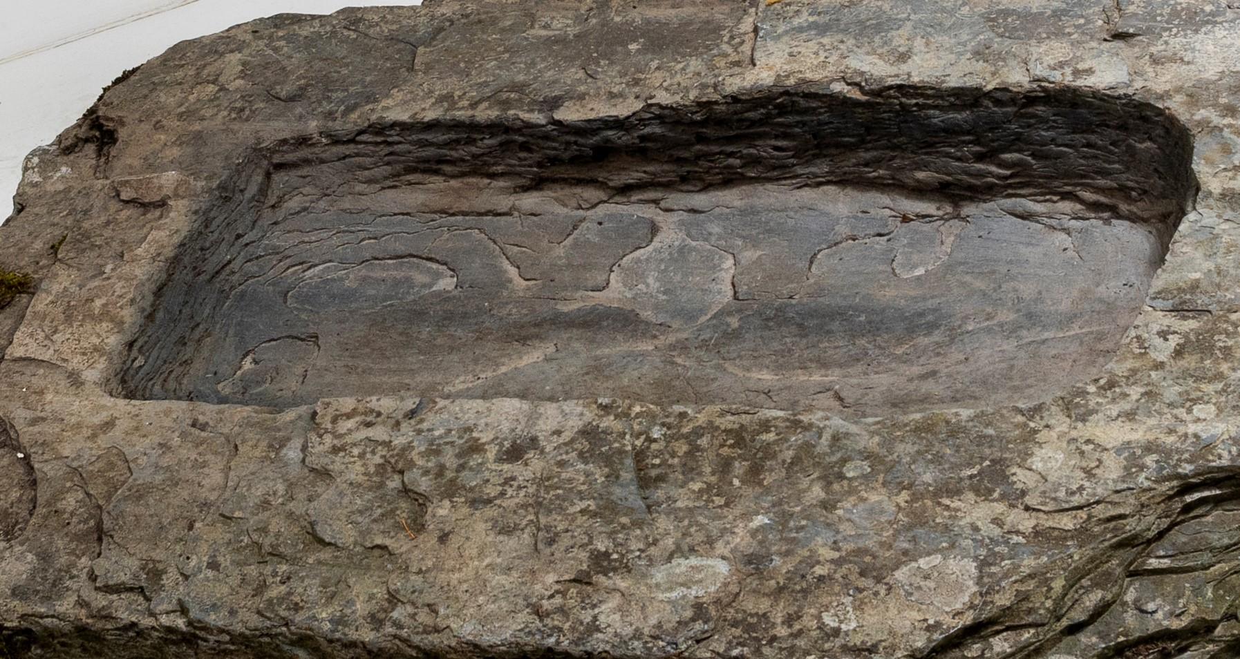 Large 18th C. Carved Sedimentary Stone Trough Garden Bonsai Planter Birdbath In Fair Condition In Llanbrynmair, GB