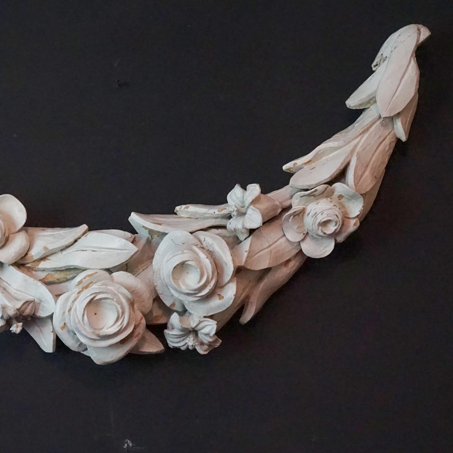 XVIIIe siècle et antérieur Grande guirlande baroque française du 18ème siècle en bois de tilleul sculpté à la main et peint en blanc avec fleurs