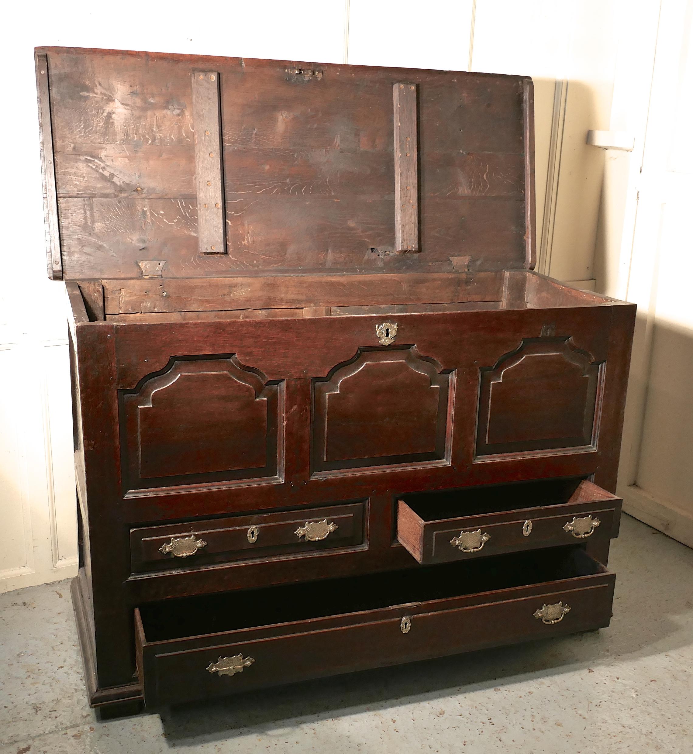 Large 18th Century 3 Drawer Mule Chest    This is a fine looking piece  For Sale 4