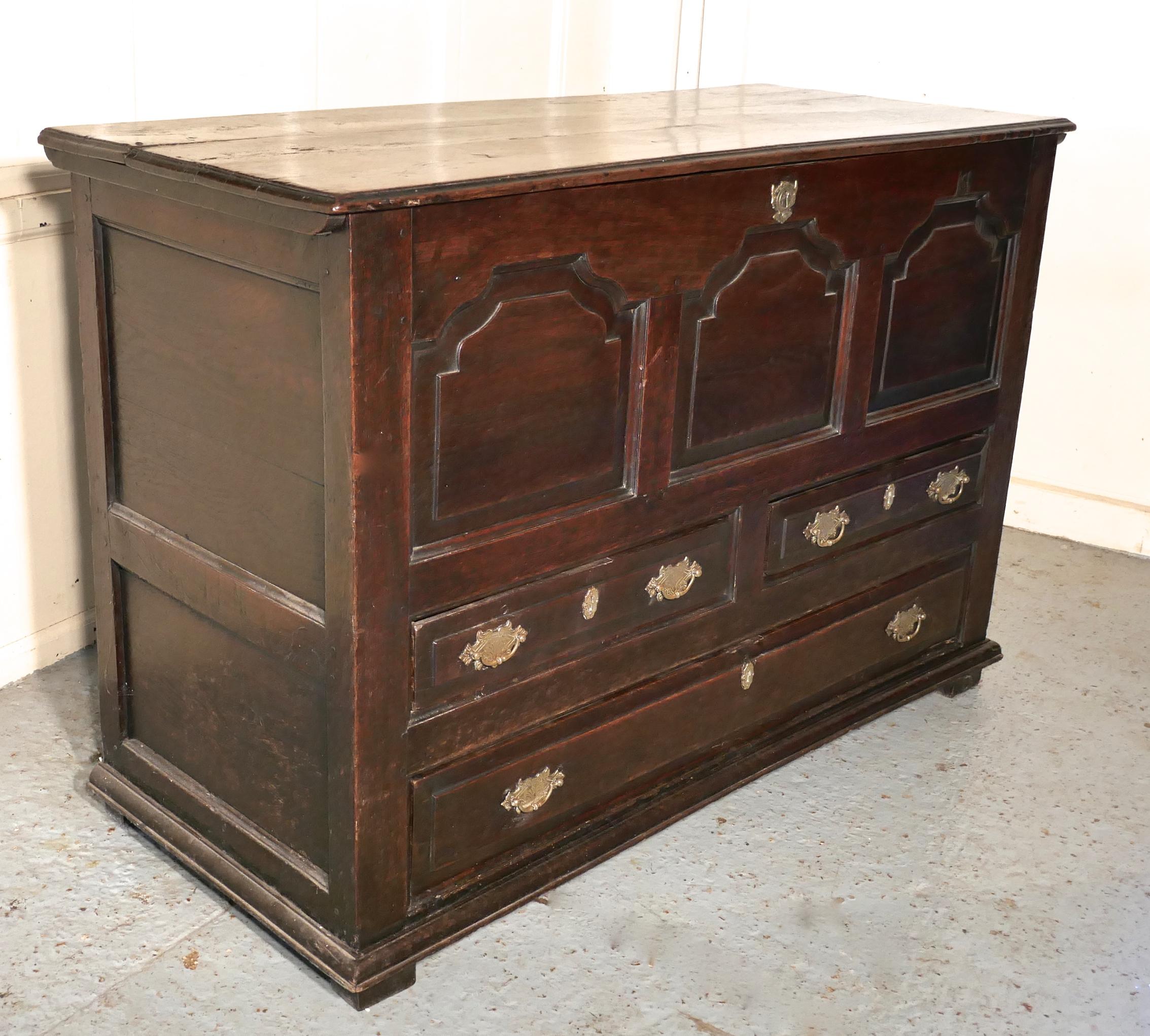 Large 18th Century 3 Drawer Mule Chest    This is a fine looking piece  In Good Condition For Sale In Chillerton, Isle of Wight