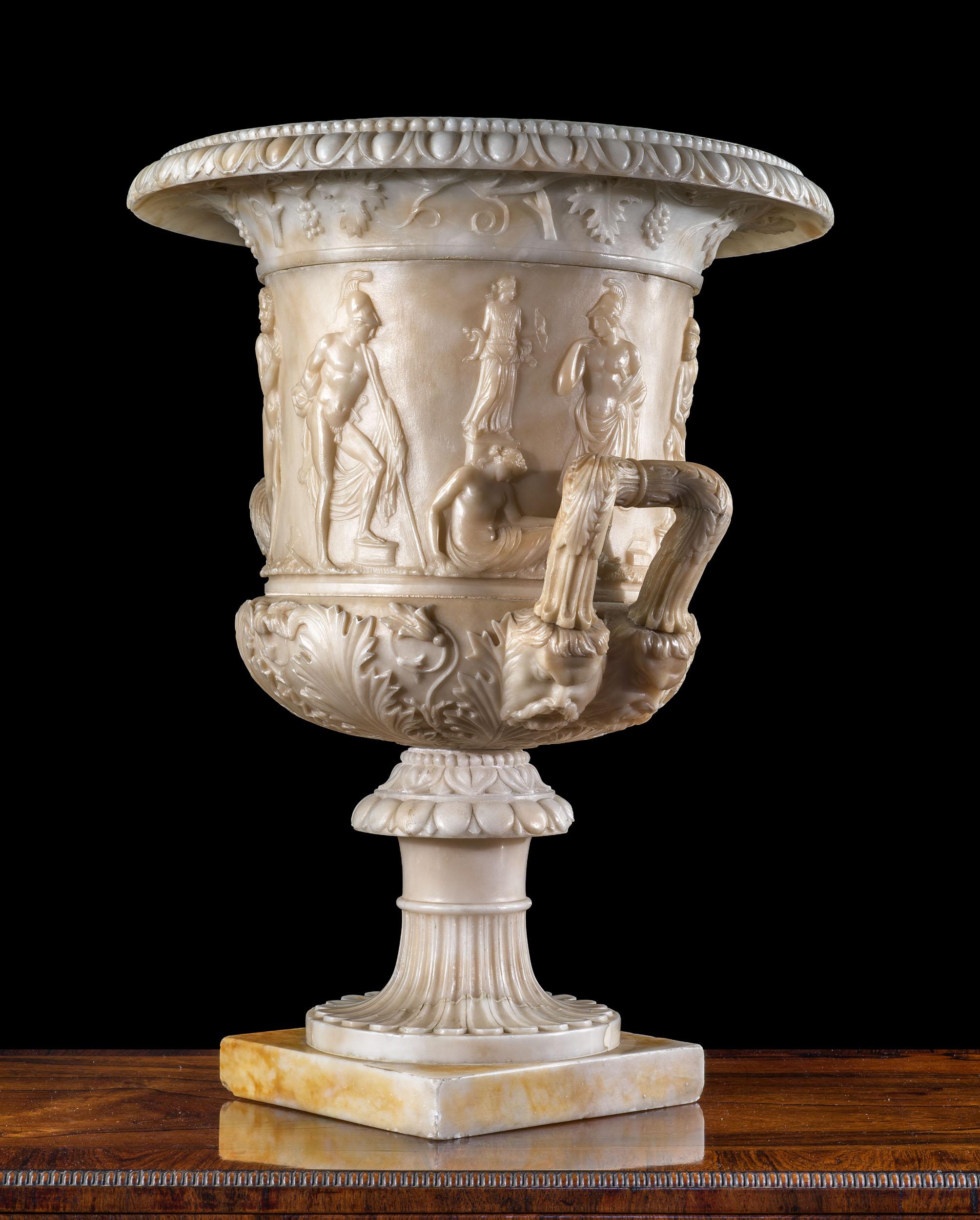 Une très belle copie en albâtre du XVIIIe siècle du Vase Médicis, d'après l'antique. Il s'agit très certainement d'une copie fidèle de l'un des objets romains les plus célèbres d'Italie, fabriquée en Italie pour un grand touriste fortuné.
Les