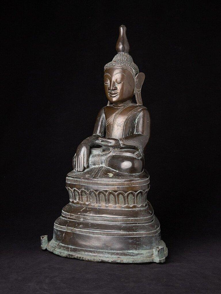 Material: bronze
50 cm high 
28 cm wide
Weight: 9.605 kgs
Ava style
Bhumisparsha mudra
Originating from Burma
Middle 18th century
Very rare because of its size and high quality !
 
