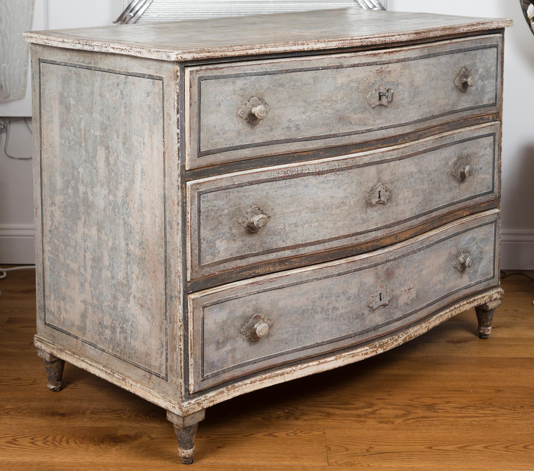 A gently scalloped fronted chest comprised of three long drawers and painted in tones of creme-greige- blue.
Carcass in oak and in original condition with original locks, paint refurbished
Origin: Germany
Period:1780-1810 ca
Condition: Excellent