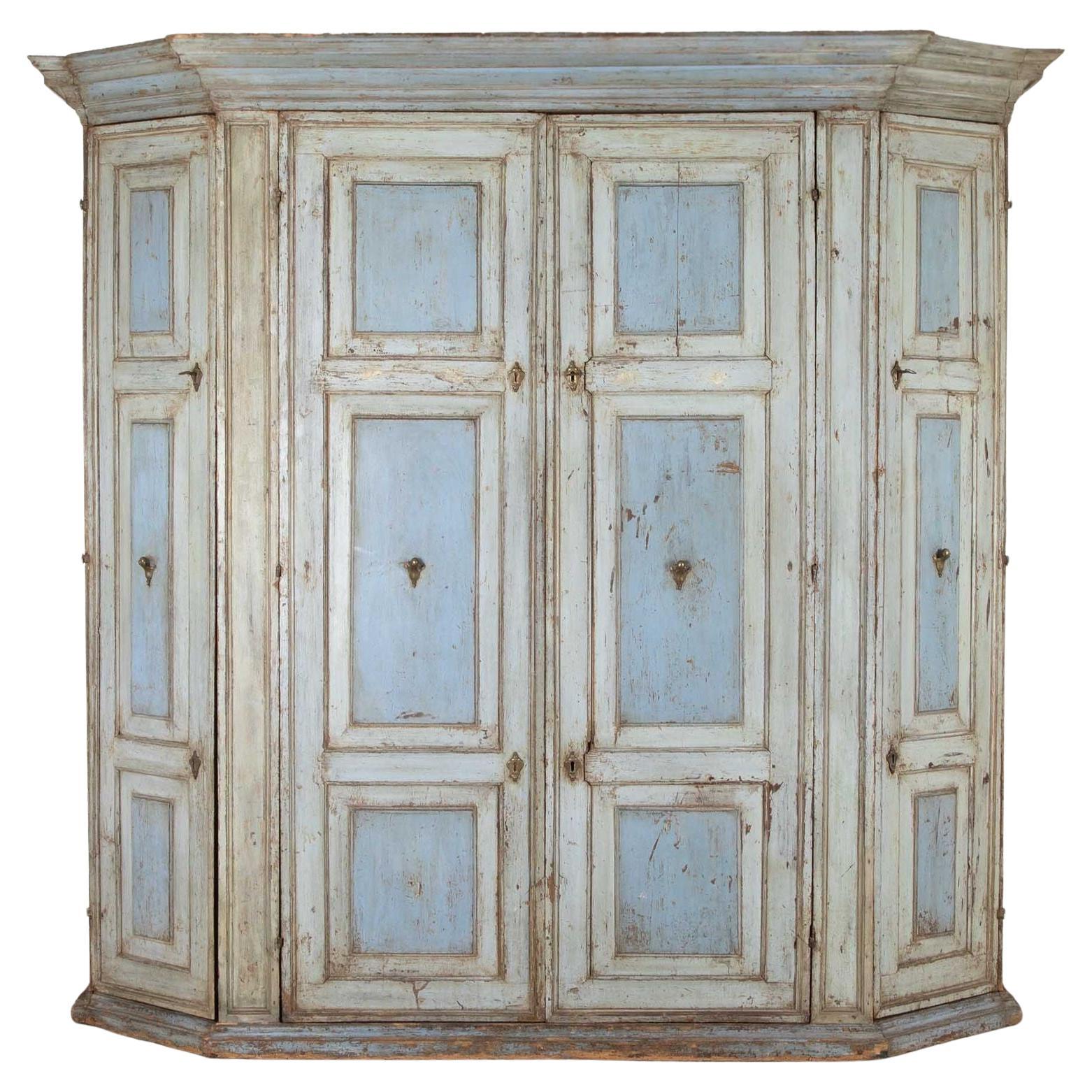 Grande armoire italienne du 18e siècle peinte en bleu