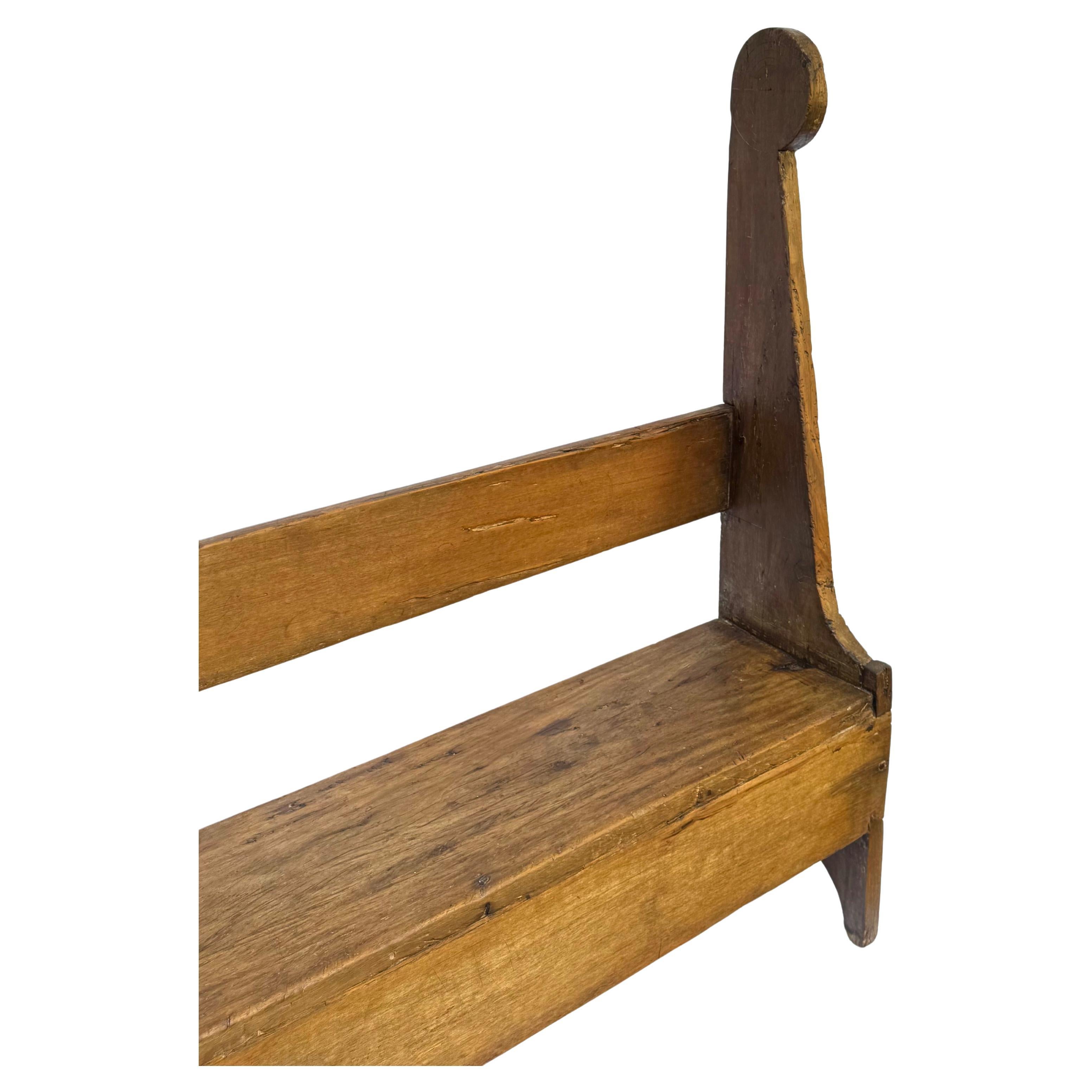 Grand banc colonial brésilien du XVIIIe siècle 
Cette rare banquette coloniale brésilienne du XVIIIe siècle est un meuble patrimonial exceptionnel, à la fois imposant et riche d'histoire. D'une longueur impressionnante de 283 cm, il a été conçu à