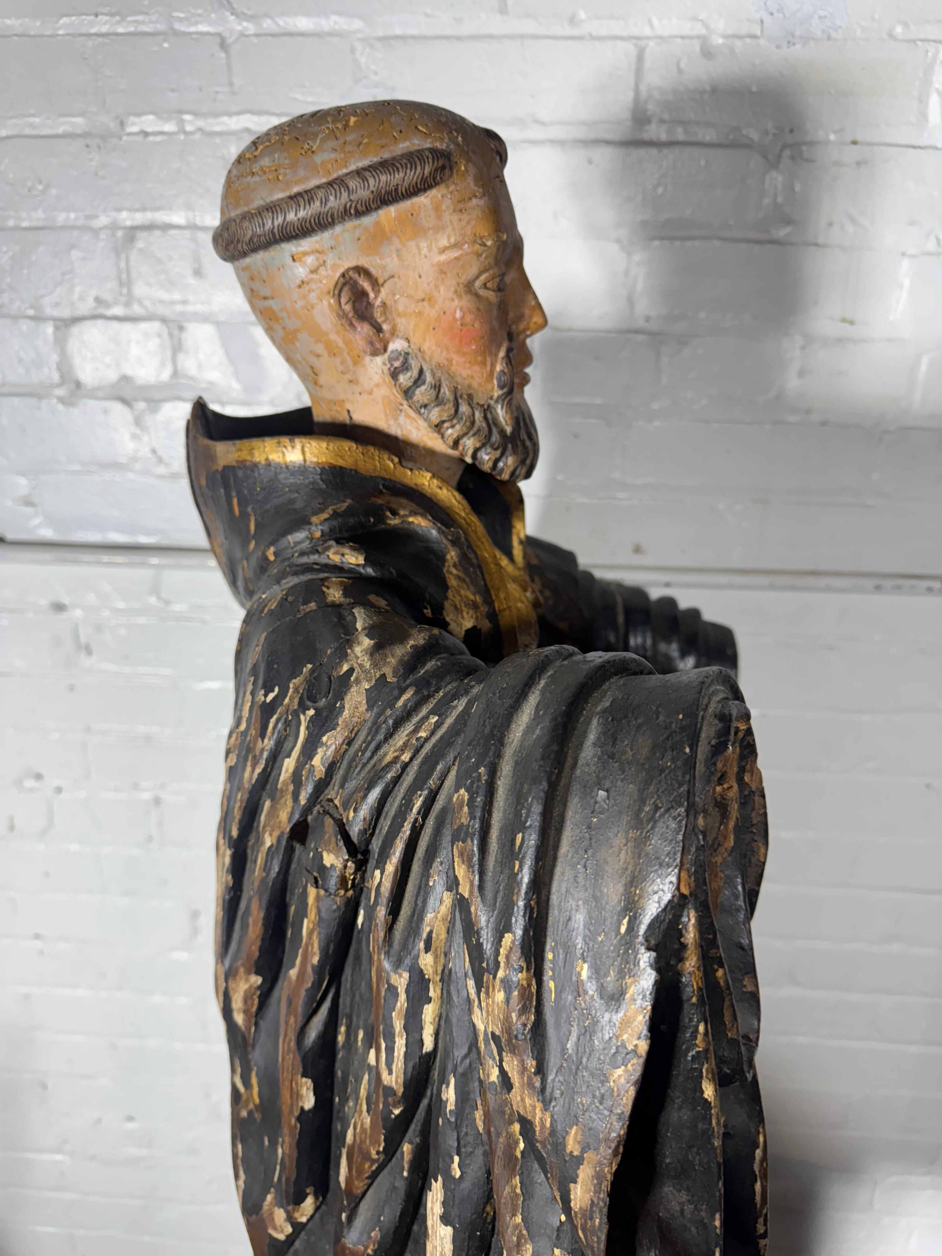 Intagliato a mano Grande statua religiosa in legno intagliato e policromato del XVIII secolo... in vendita