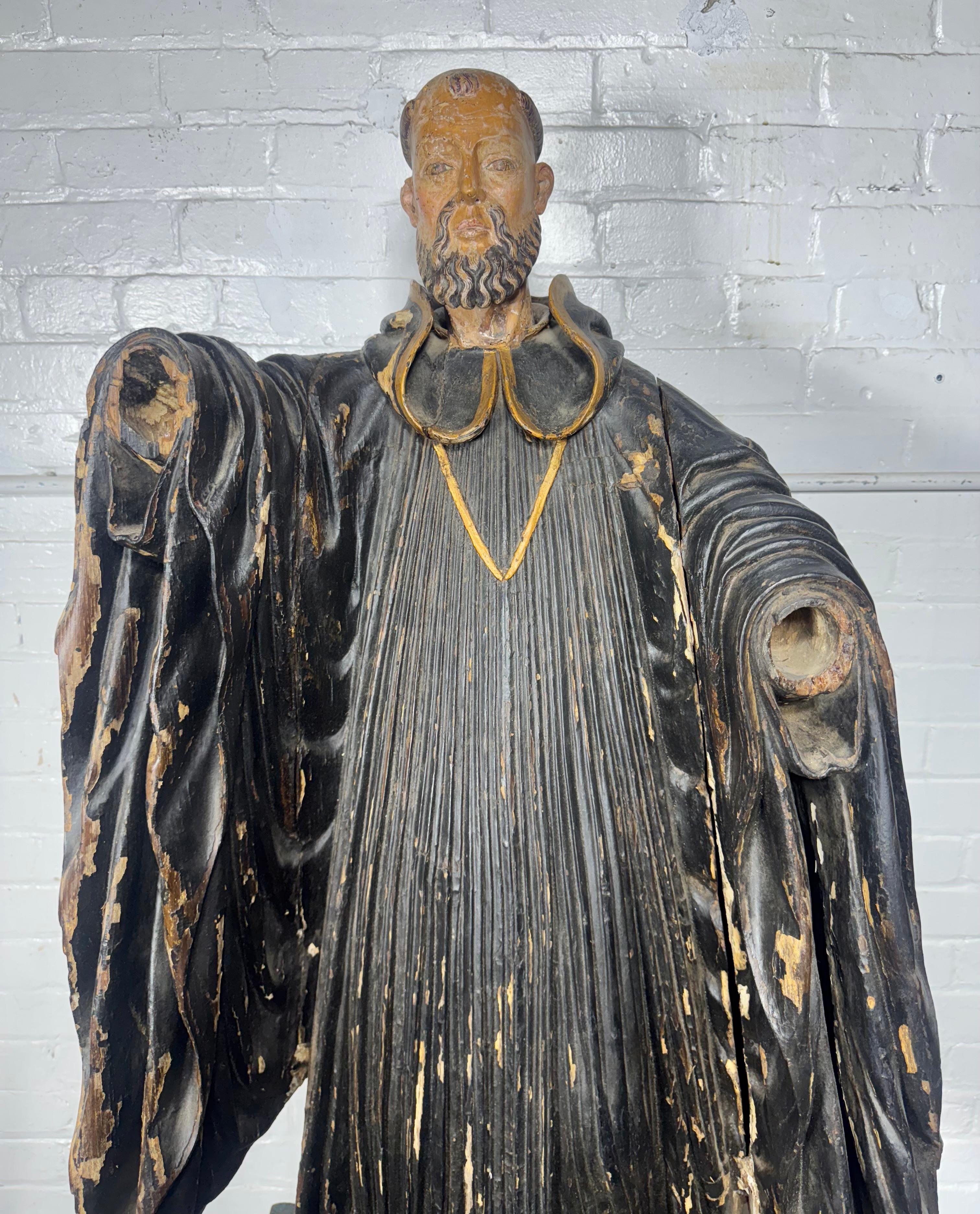 Grande statua religiosa in legno intagliato e policromato del XVIII secolo... in vendita 3