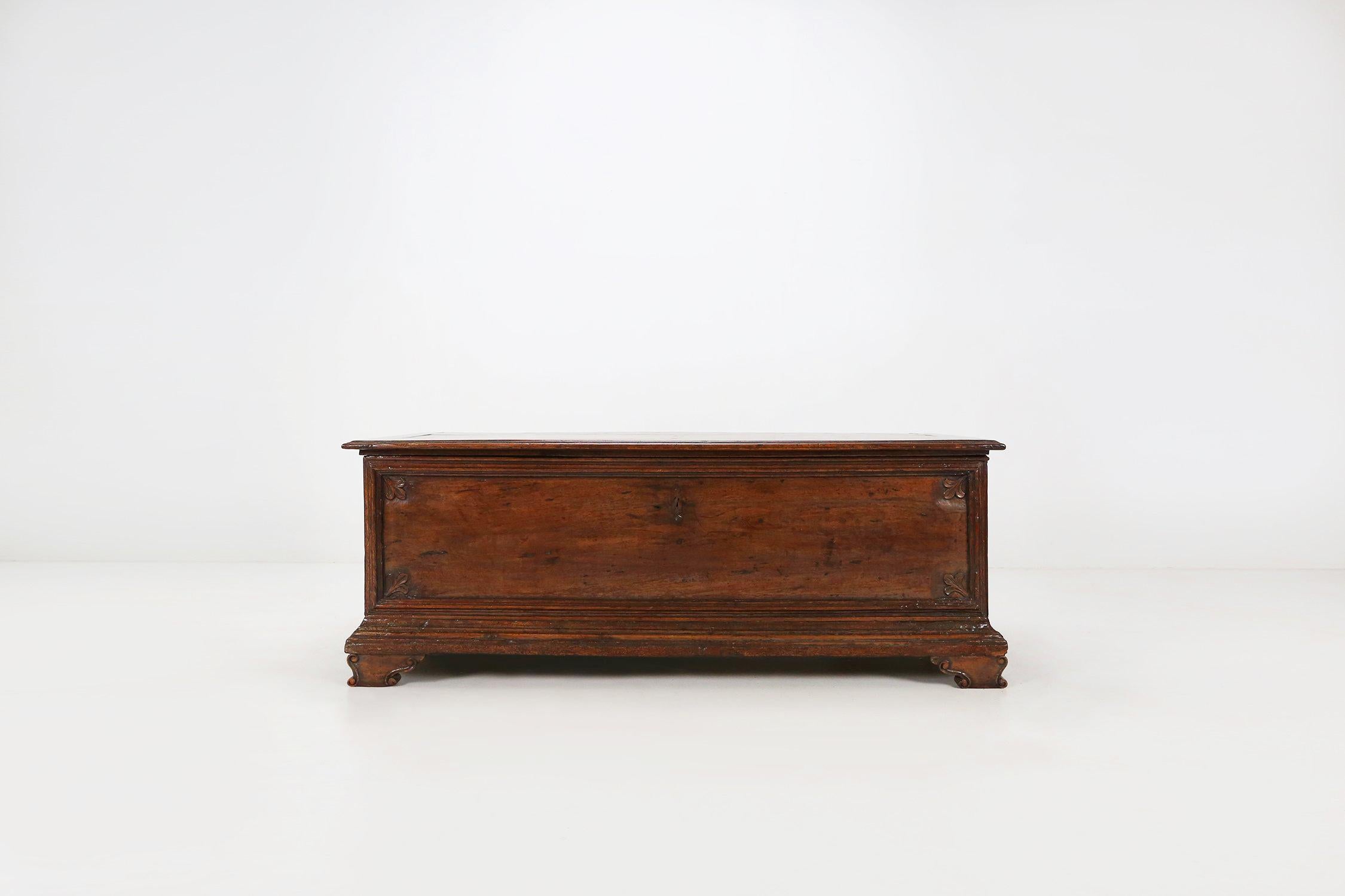 France / 1800 / linen trunk / oak / Romanic / Antique / Rustic

Antique French oak chest trunk from the late 18th Century. Hand crafted from solid oak wood with wrought iron handles on the sides and wrought iron fittings, standing on slipper legs.