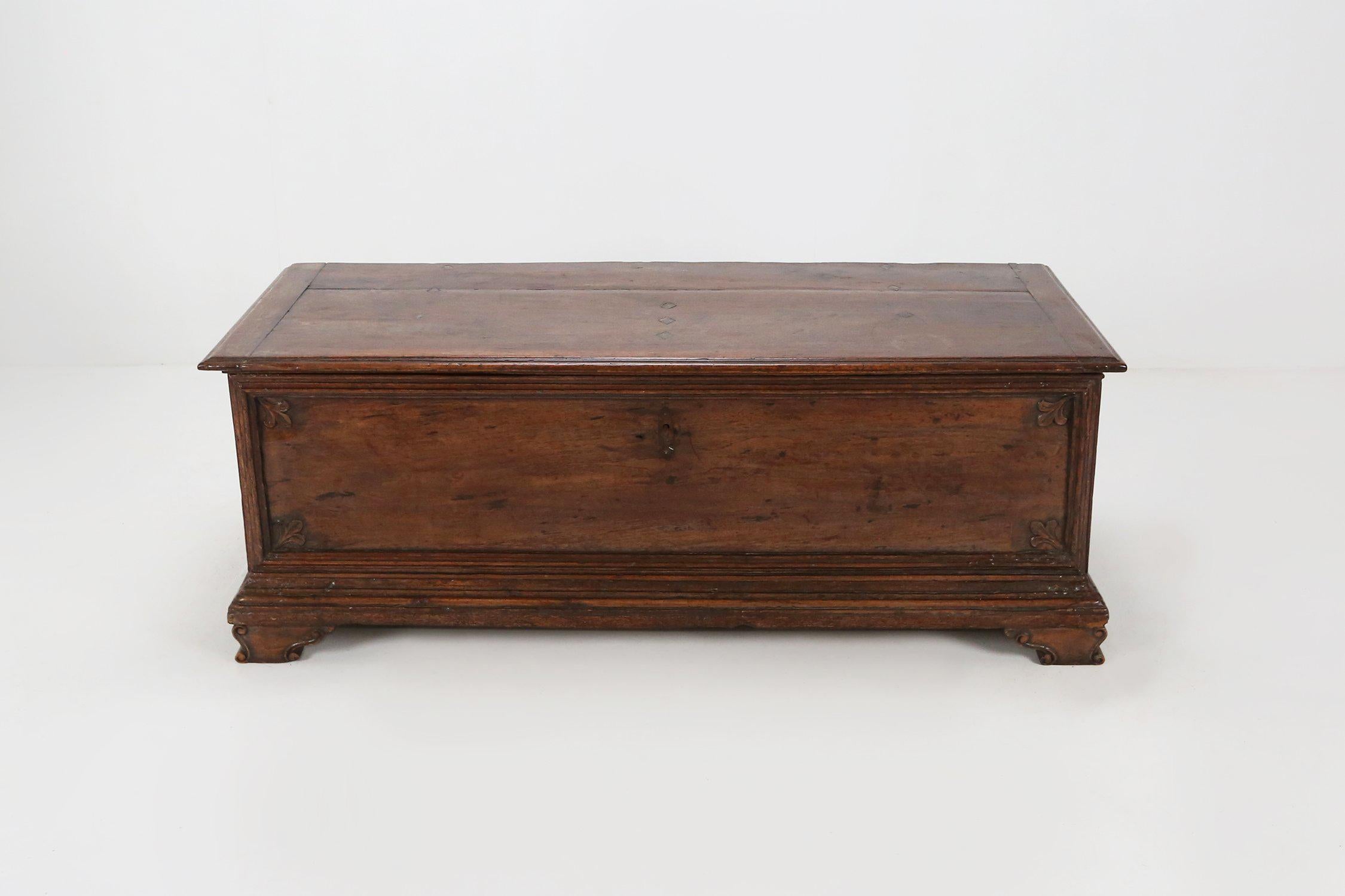 Large 18th Century carved oak chest linen trunk, France In Good Condition In Meulebeke, BE