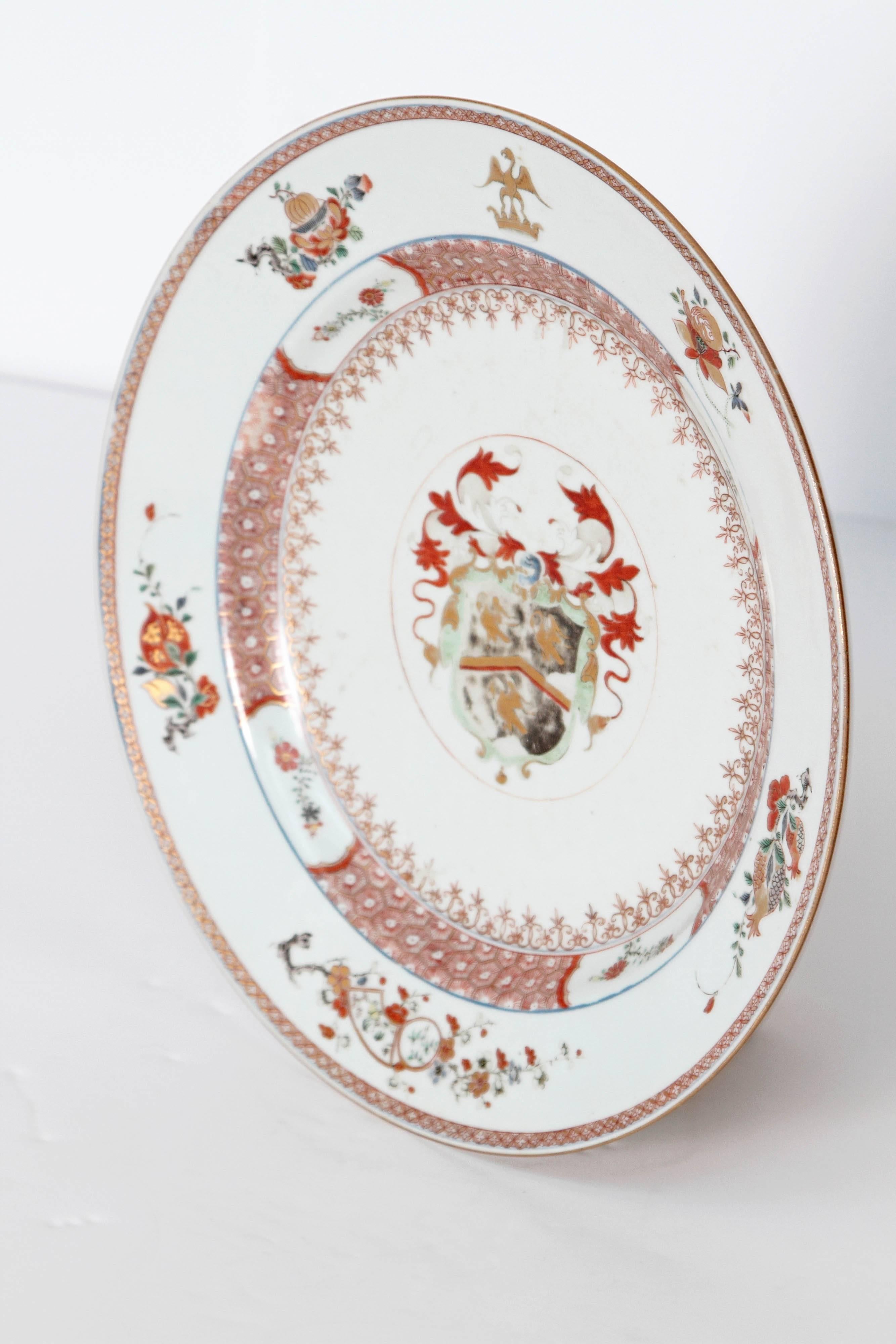 Porcelaine Grand chargeur armorié d'exportation chinois du 18ème siècle en vente
