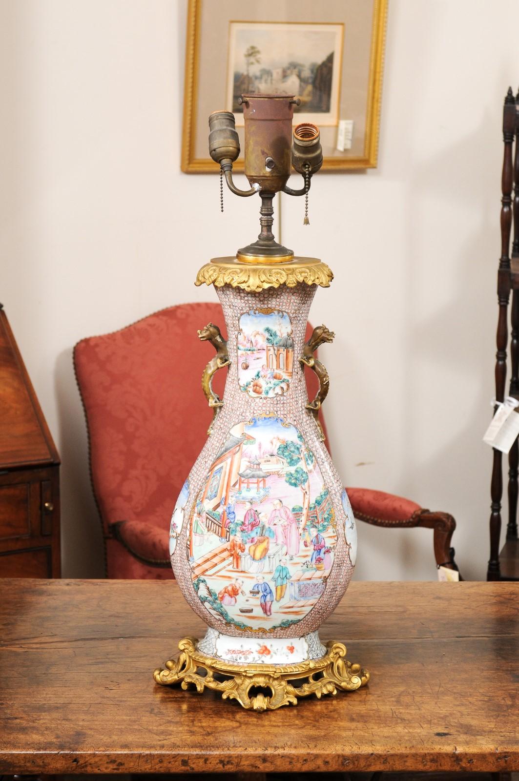  Grand vase d'exportation chinoise du 18ème siècle monté en bronze mandarin, câblé comme une lampe en vente 6