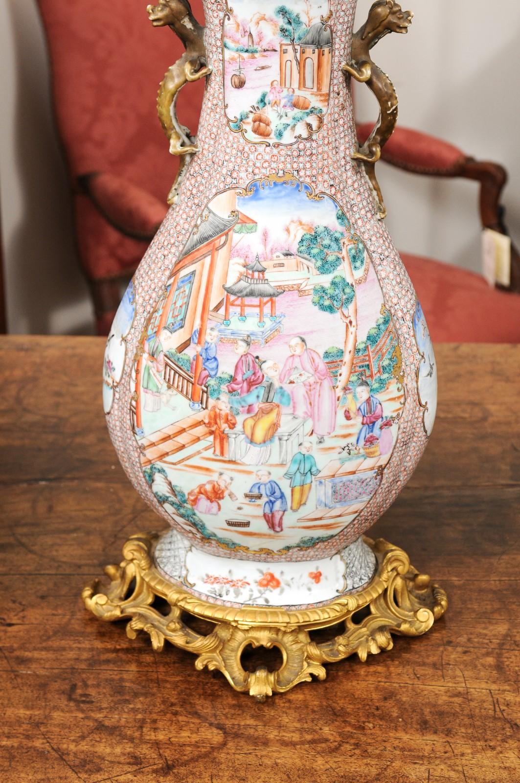  Grand vase d'exportation chinoise du 18ème siècle monté en bronze mandarin, câblé comme une lampe en vente 8