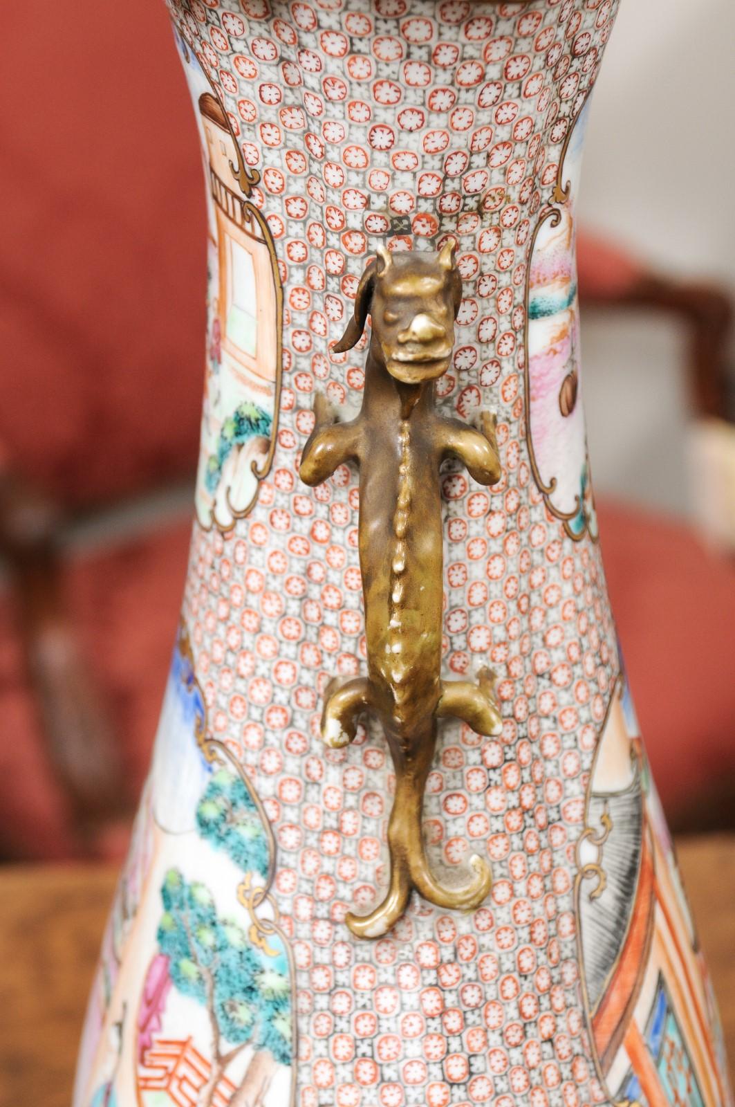 Chinois  Grand vase d'exportation chinoise du 18ème siècle monté en bronze mandarin, câblé comme une lampe en vente