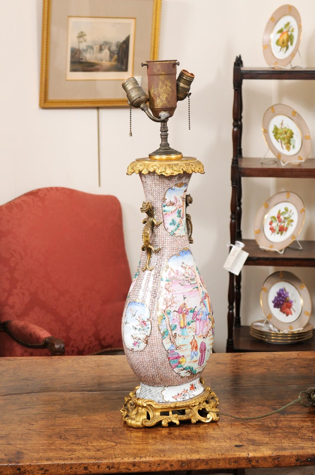 Bronze  Grand vase d'exportation chinoise du 18ème siècle monté en bronze mandarin, câblé comme une lampe en vente