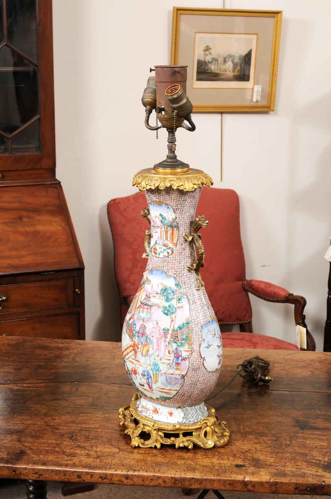  Grand vase d'exportation chinoise du 18ème siècle monté en bronze mandarin, câblé comme une lampe en vente 2