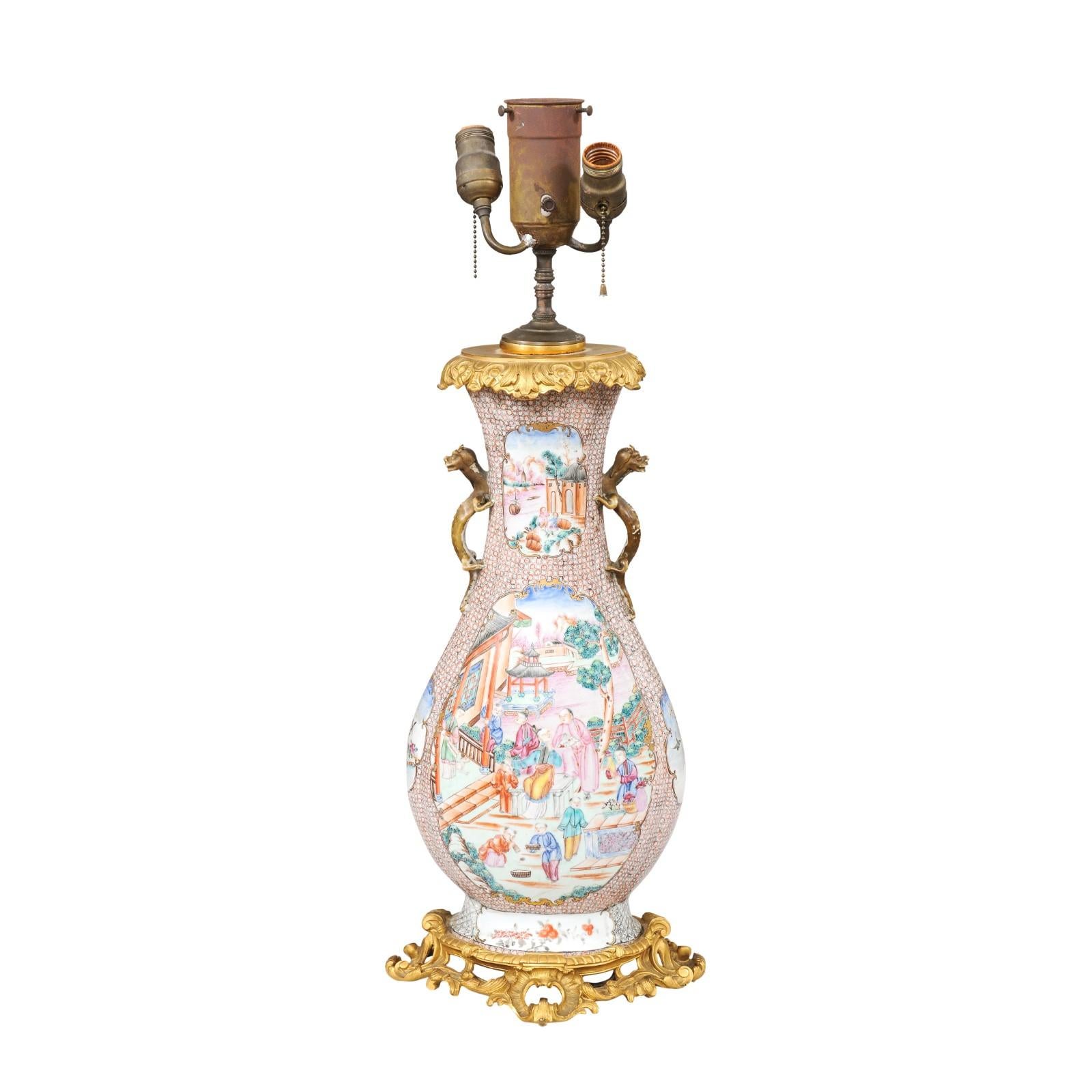  Grand vase d'exportation chinoise du 18ème siècle monté en bronze mandarin, câblé comme une lampe en vente 4