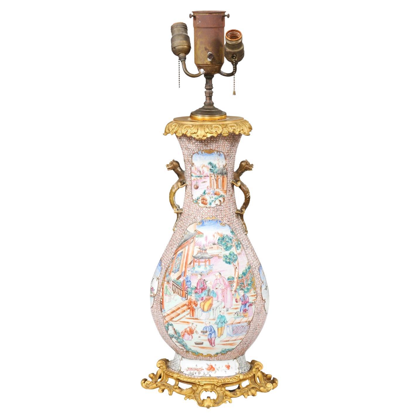  Grand vase d'exportation chinoise du 18ème siècle monté en bronze mandarin, câblé comme une lampe
