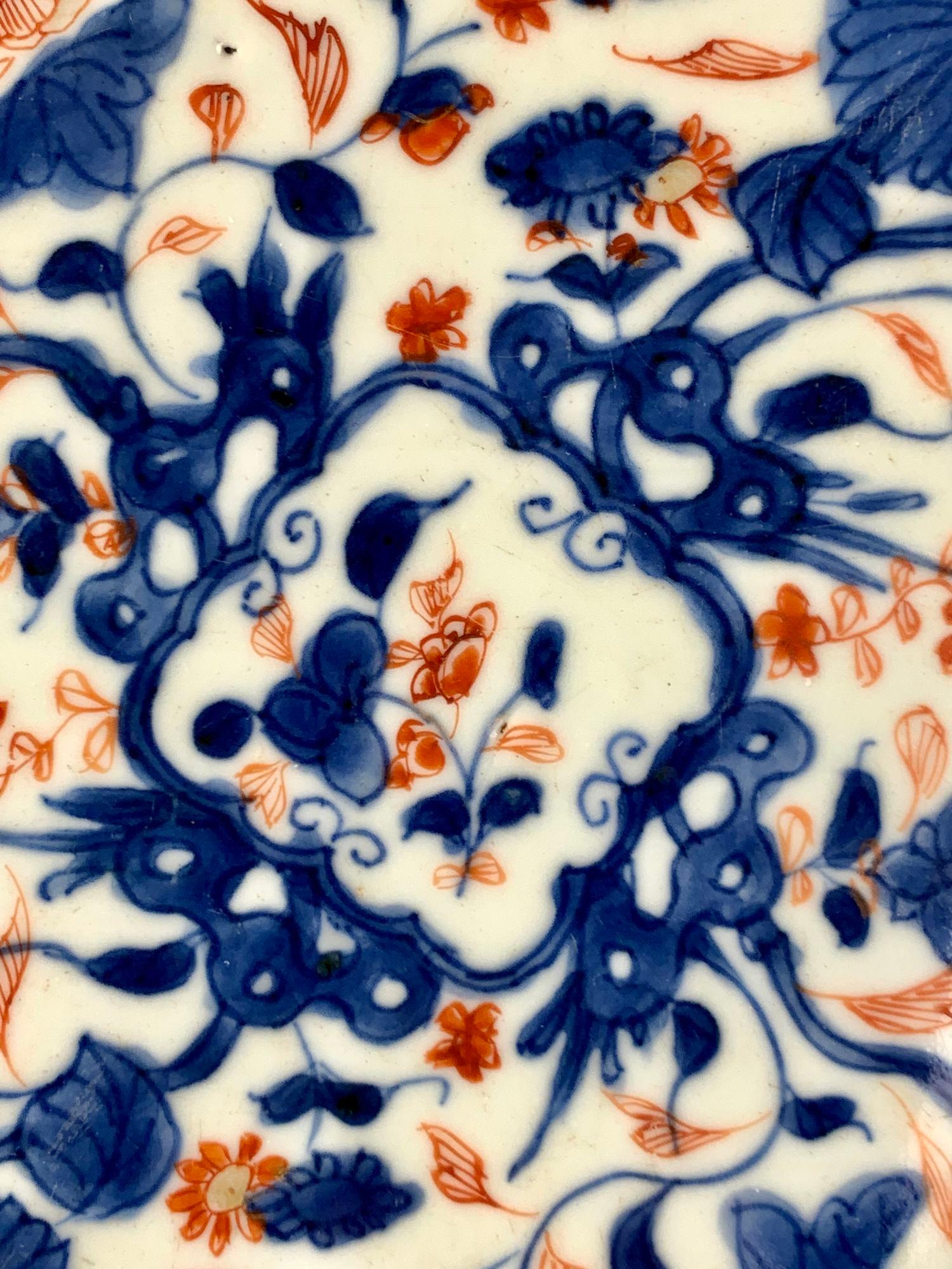 Dipinto a mano Grande caricatore in porcellana Imari Porcelain del XVIII secolo, epoca Qianlong, circa 1760 in vendita