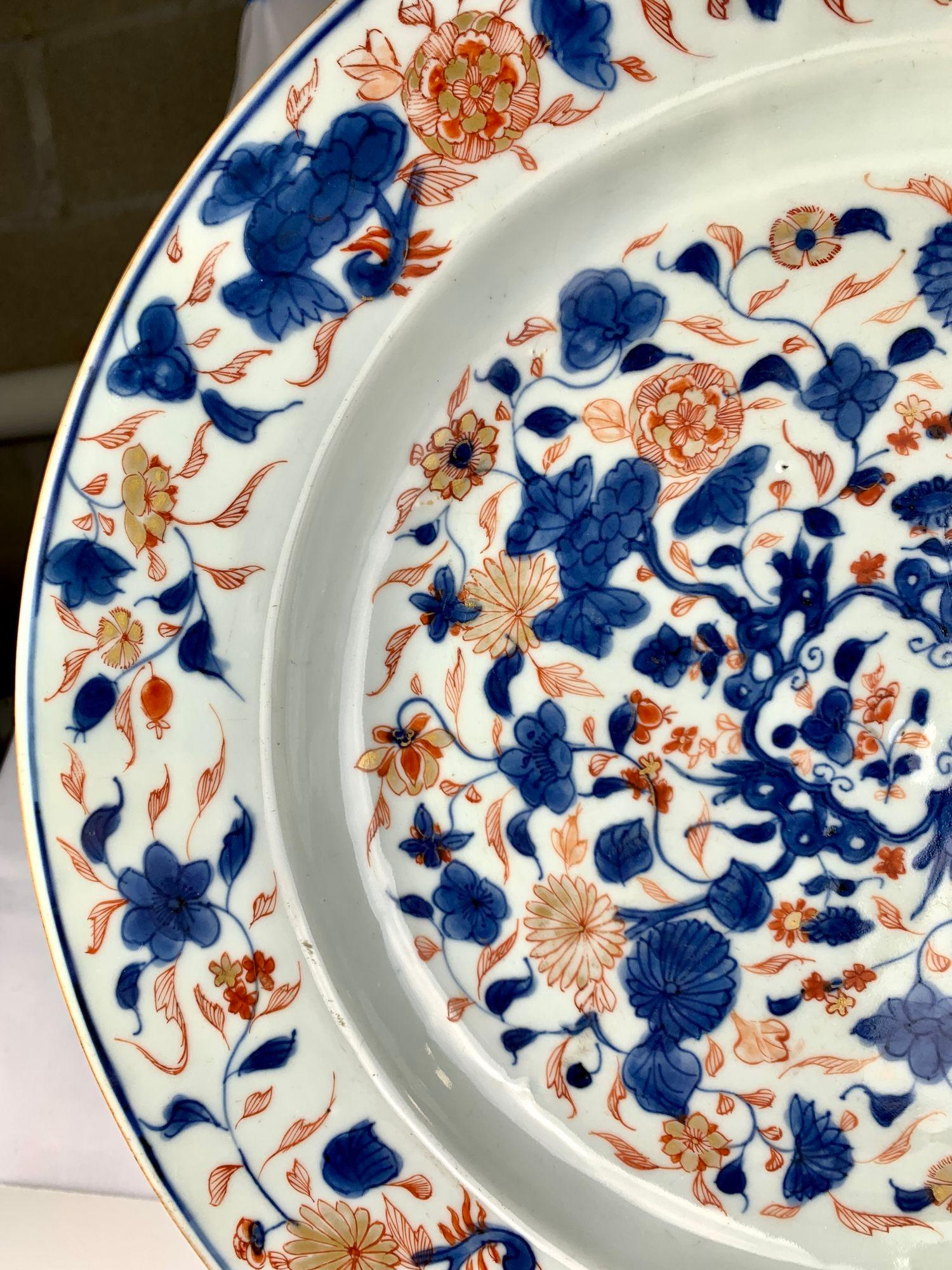 Grande caricatore in porcellana Imari Porcelain del XVIII secolo, epoca Qianlong, circa 1760 In condizioni buone in vendita a Katonah, NY