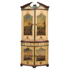 Grande armoire d'angle peinte continentale du 18ème siècle avec façade en arc de cercle et S peinte